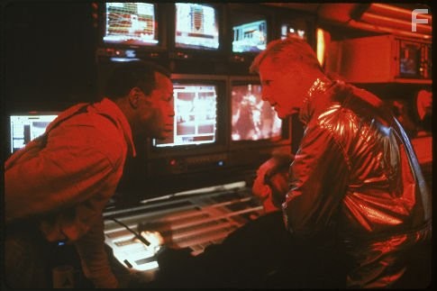 Danny Glover and Gary Busey in Хищник 2 (1990)