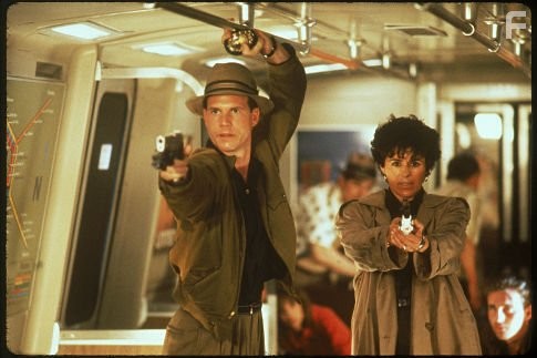 Bill Paxton and Maria Conchita Alonso in Хищник 2 (1990)