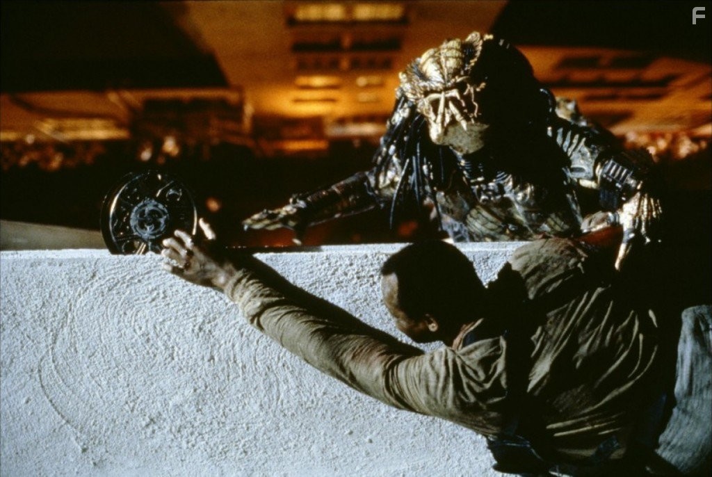 Danny Glover and Kevin Peter Hall in Хищник 2 (1990)