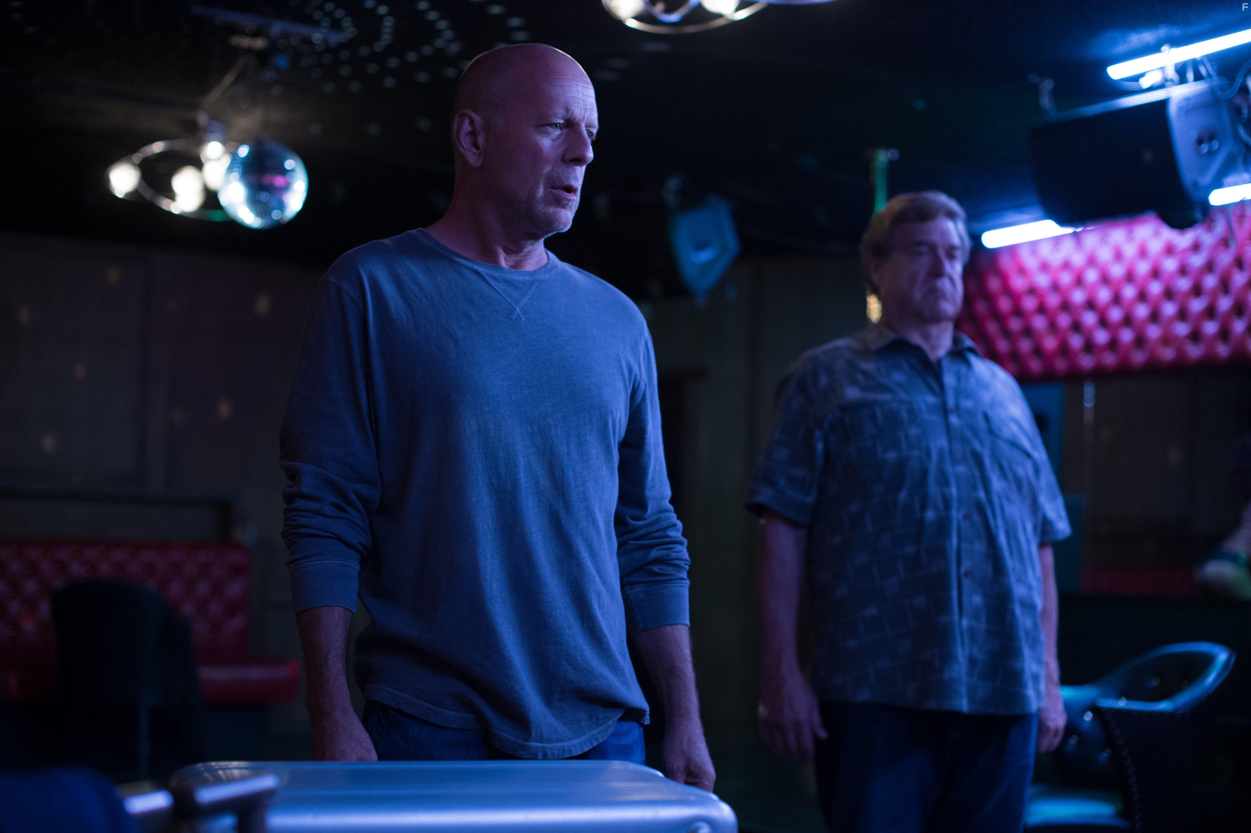 Bruce Willis and John Goodman in Once Upon a Time in Venice (2017)
