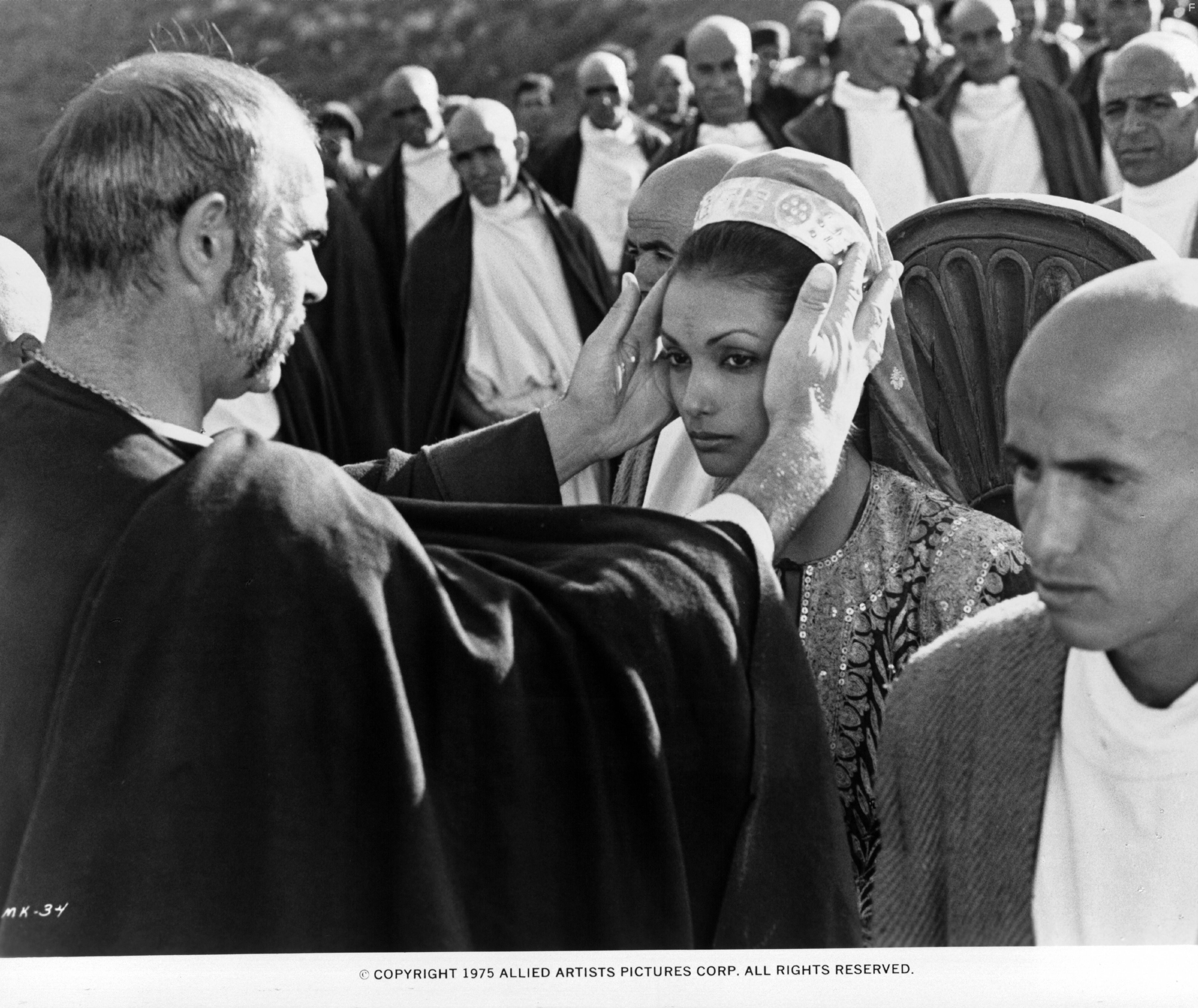 Sean Connery and Shakira Caine in Чeловек, который хотел быть королем (1975)