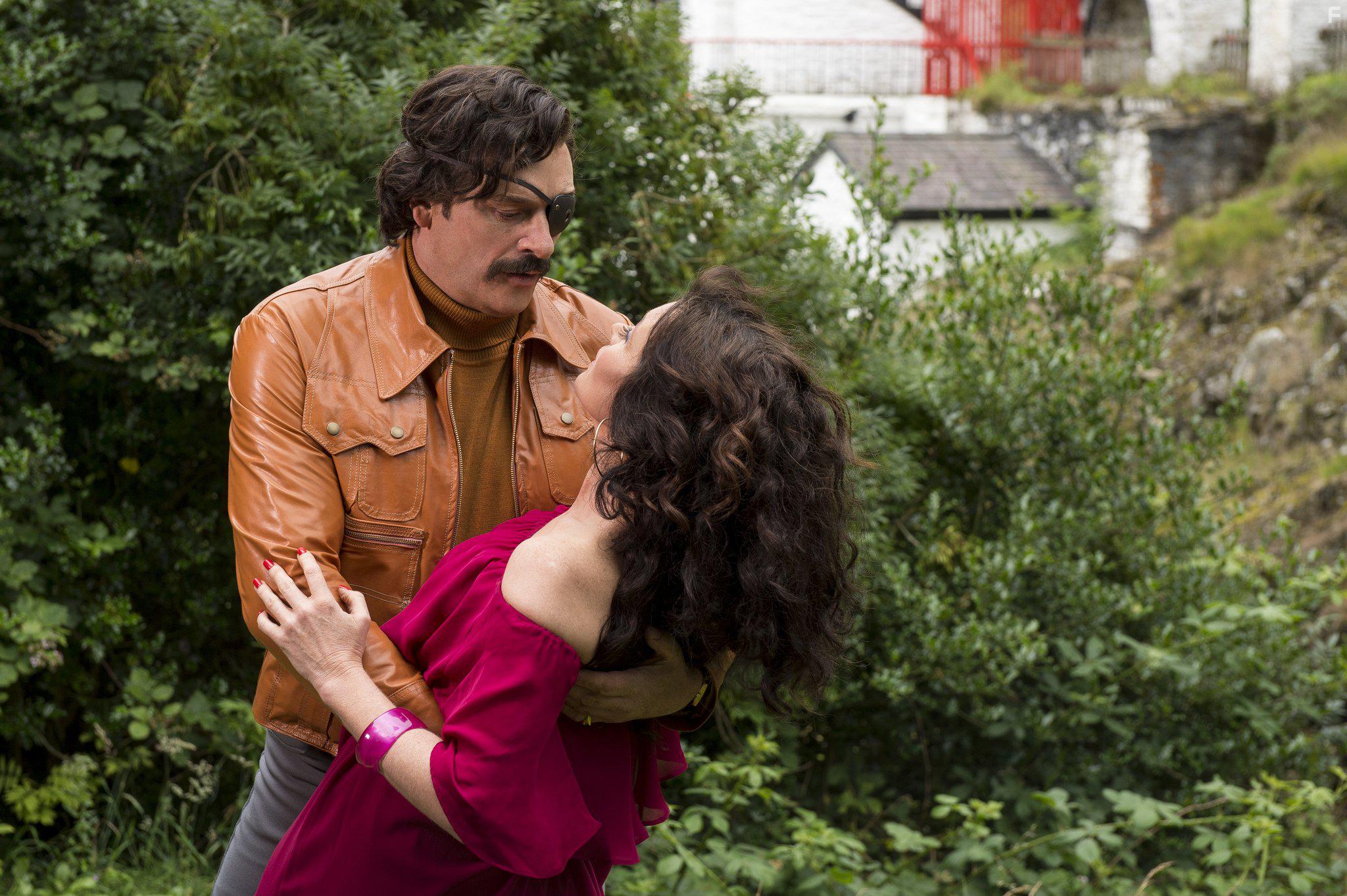 Essie Davis and Julian Barratt in Mindhorn (2016)