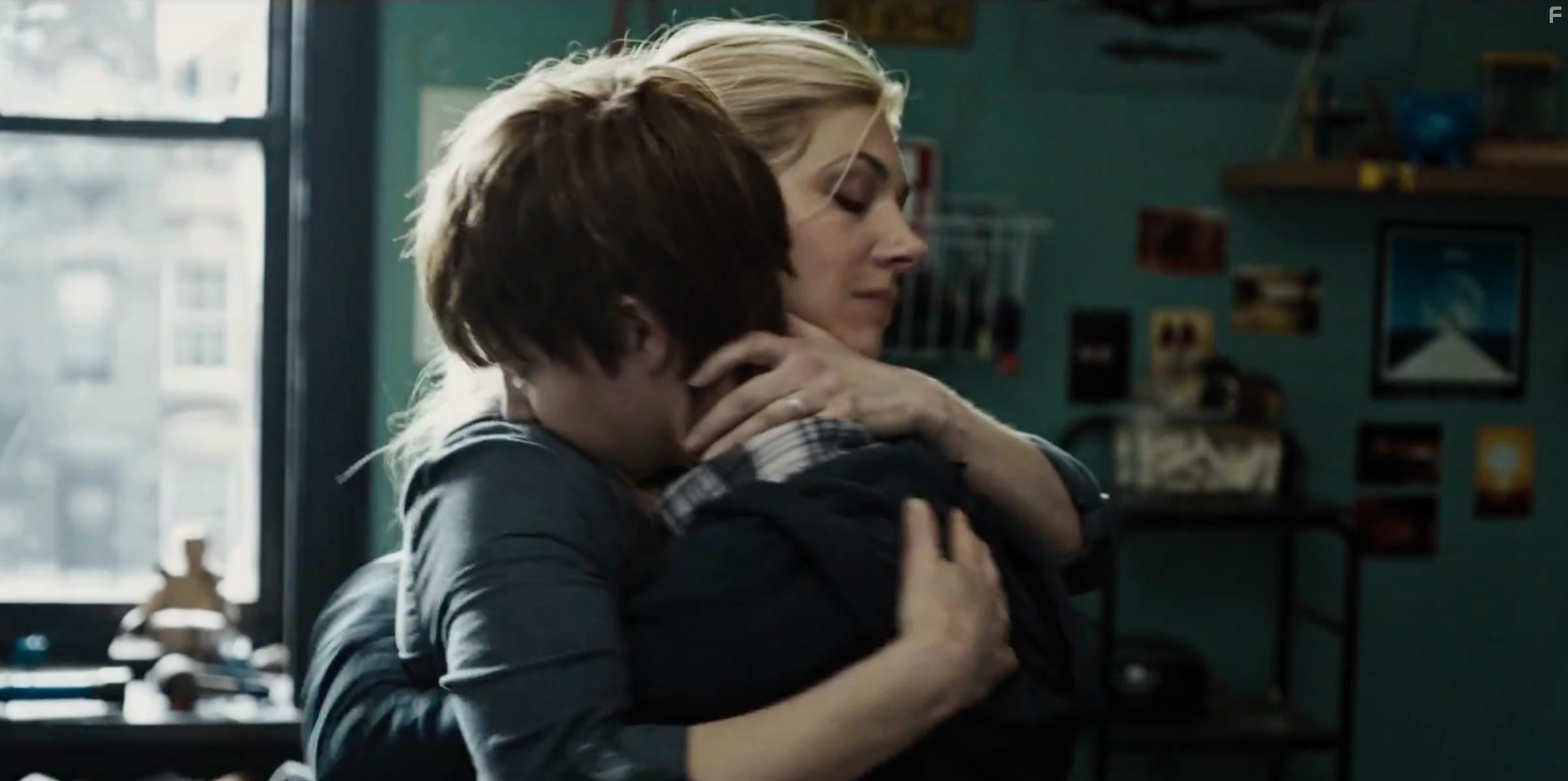 Katheryn Winnick and Tom Taylor in The Dark Tower (2017)