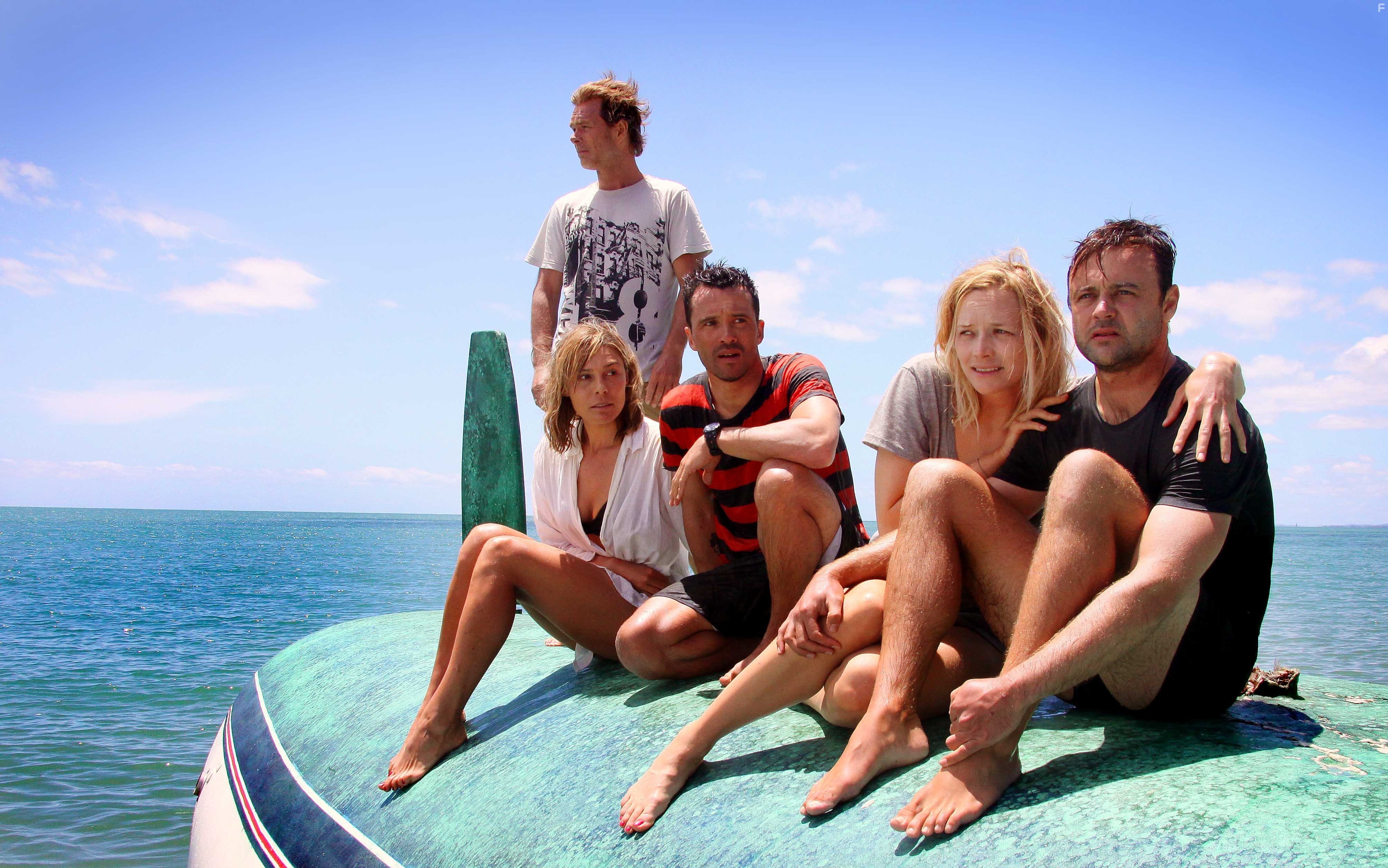 Kieran Darcy-Smith, Zoe Naylor, Damian Walshe-Howling, Gyton Grantley, and Adrienne Pickering in Открытое море: Новые жертвы (2010)