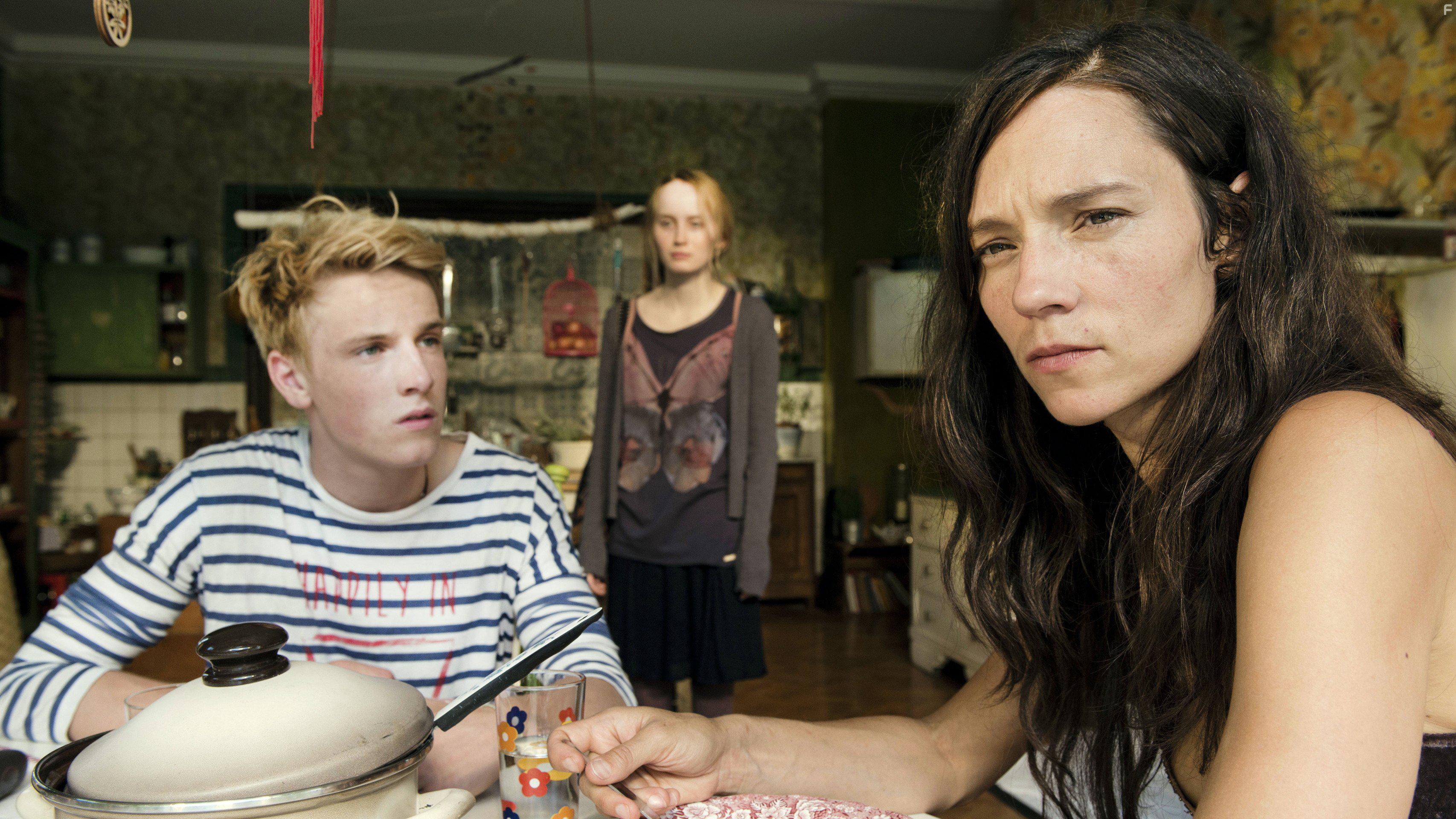 Sabine Timoteo, Louis Hofmann, and Ada Philine Stappenbeck in Die Mitte der Welt (2016)