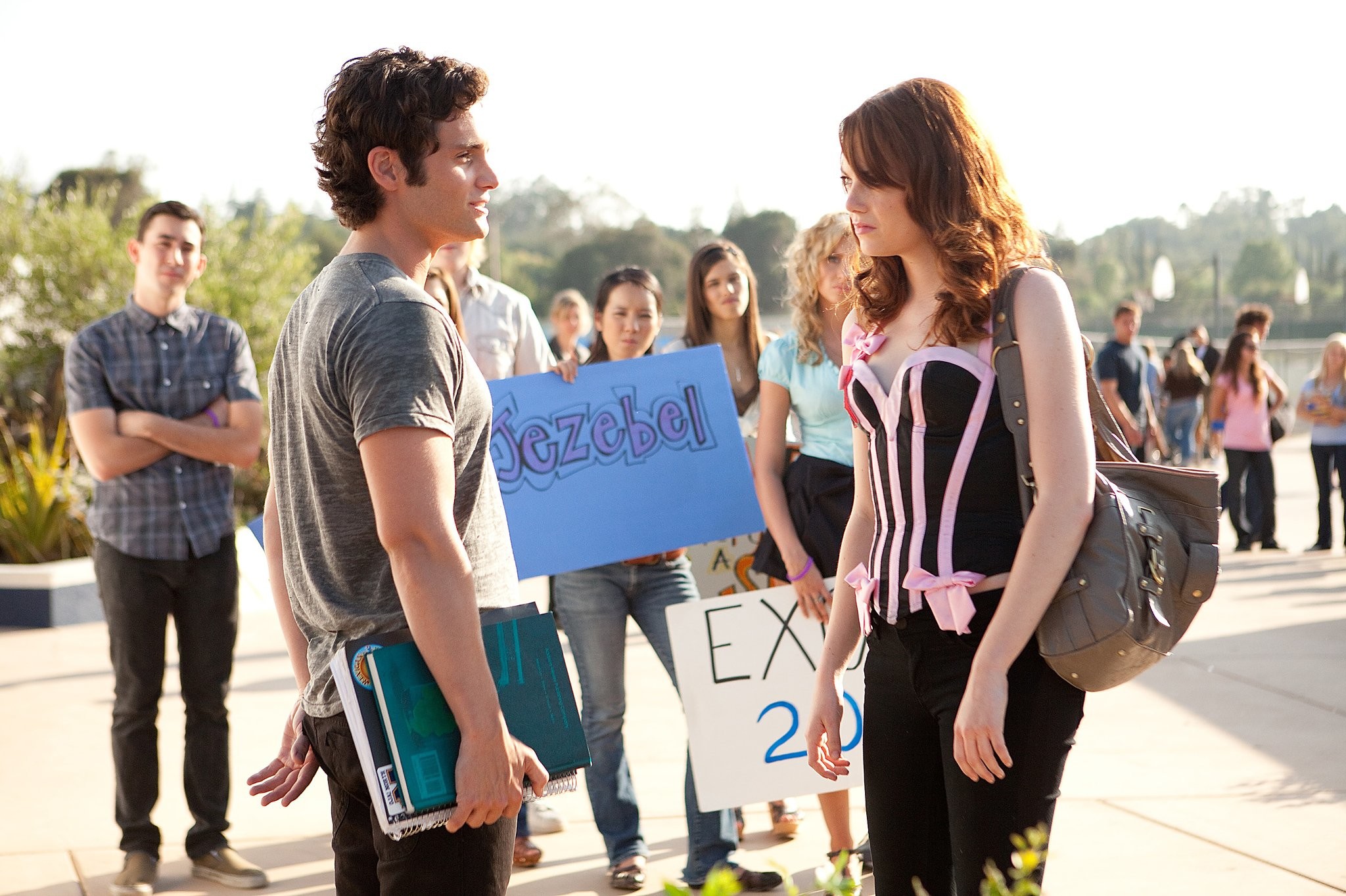 Penn Badgley and Emma Stone in Отличница лёгкого поведения (2010)