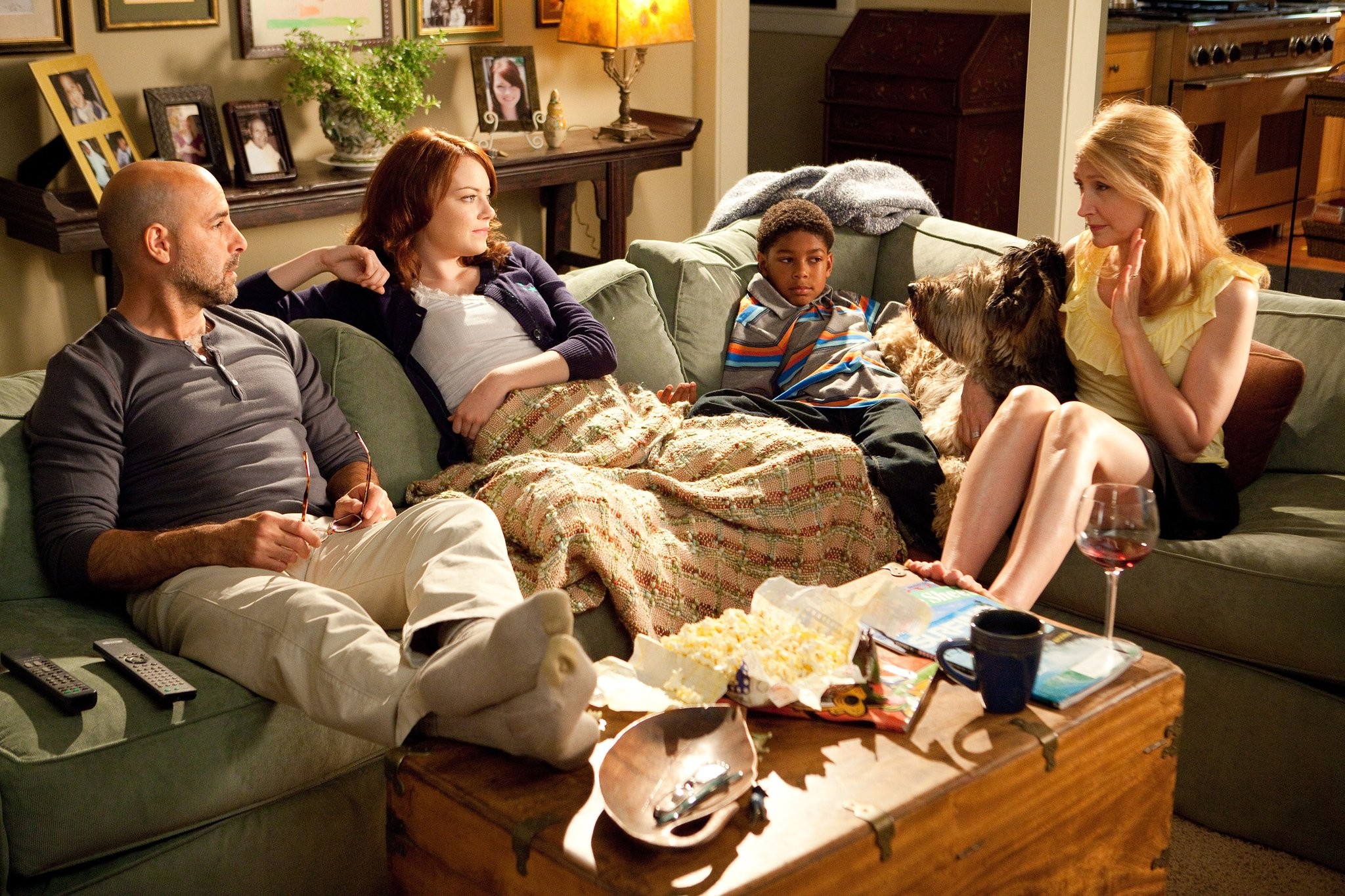 Stanley Tucci, Patricia Clarkson, Emma Stone, and Bryce Clyde Jenkins in Отличница лёгкого поведения (2010)