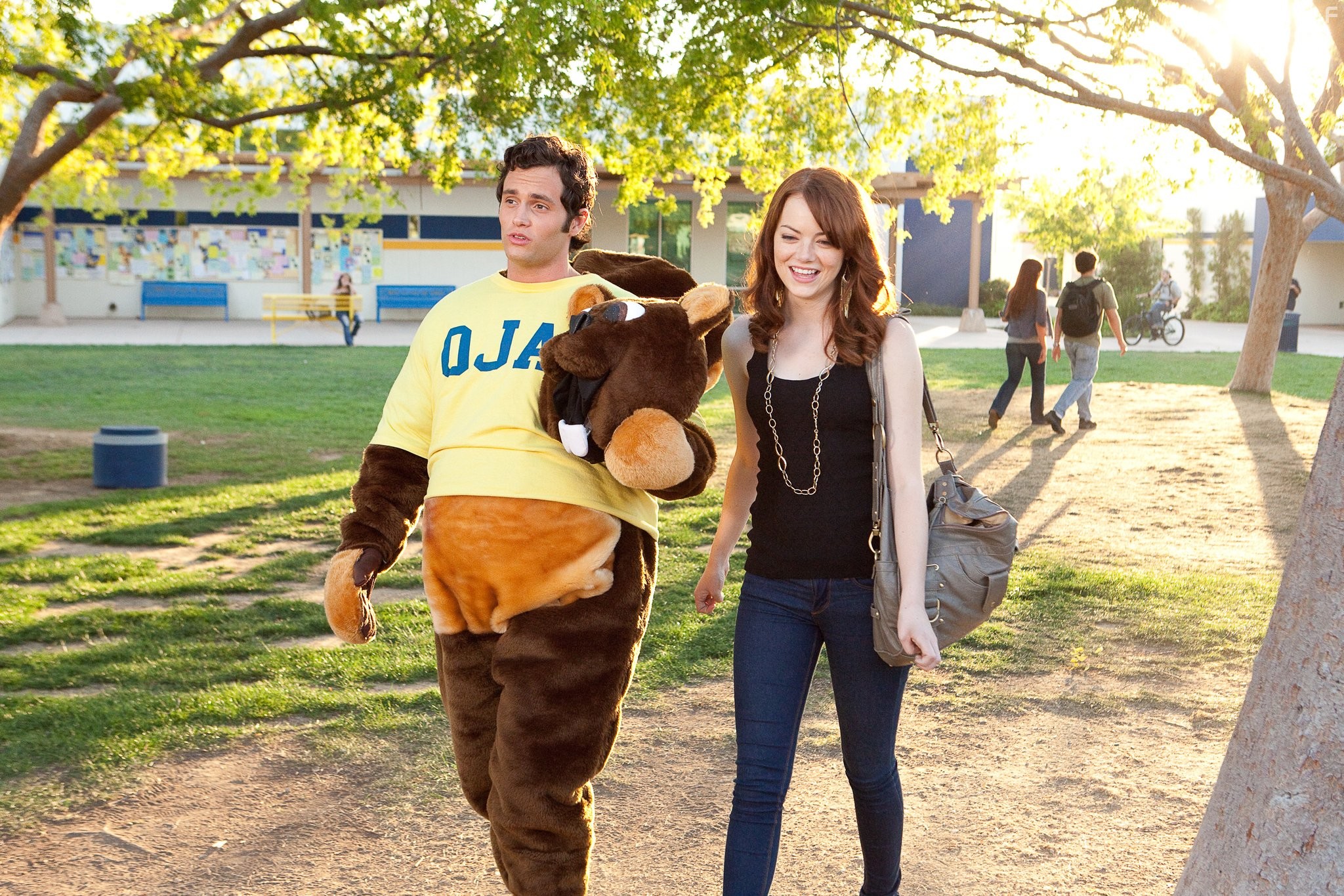 Penn Badgley and Emma Stone in Отличница лёгкого поведения (2010)