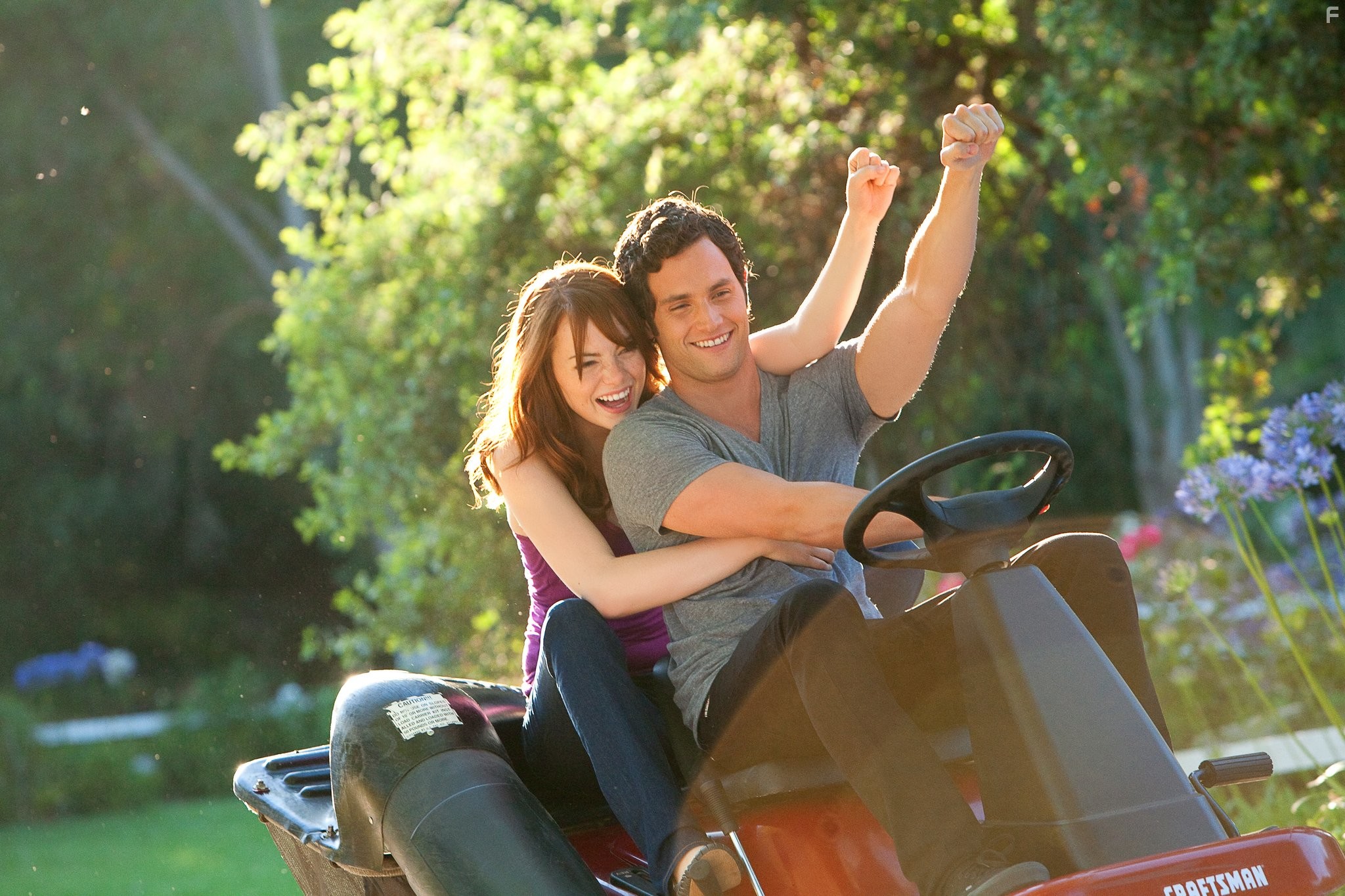 Penn Badgley and Emma Stone in Отличница лёгкого поведения (2010)