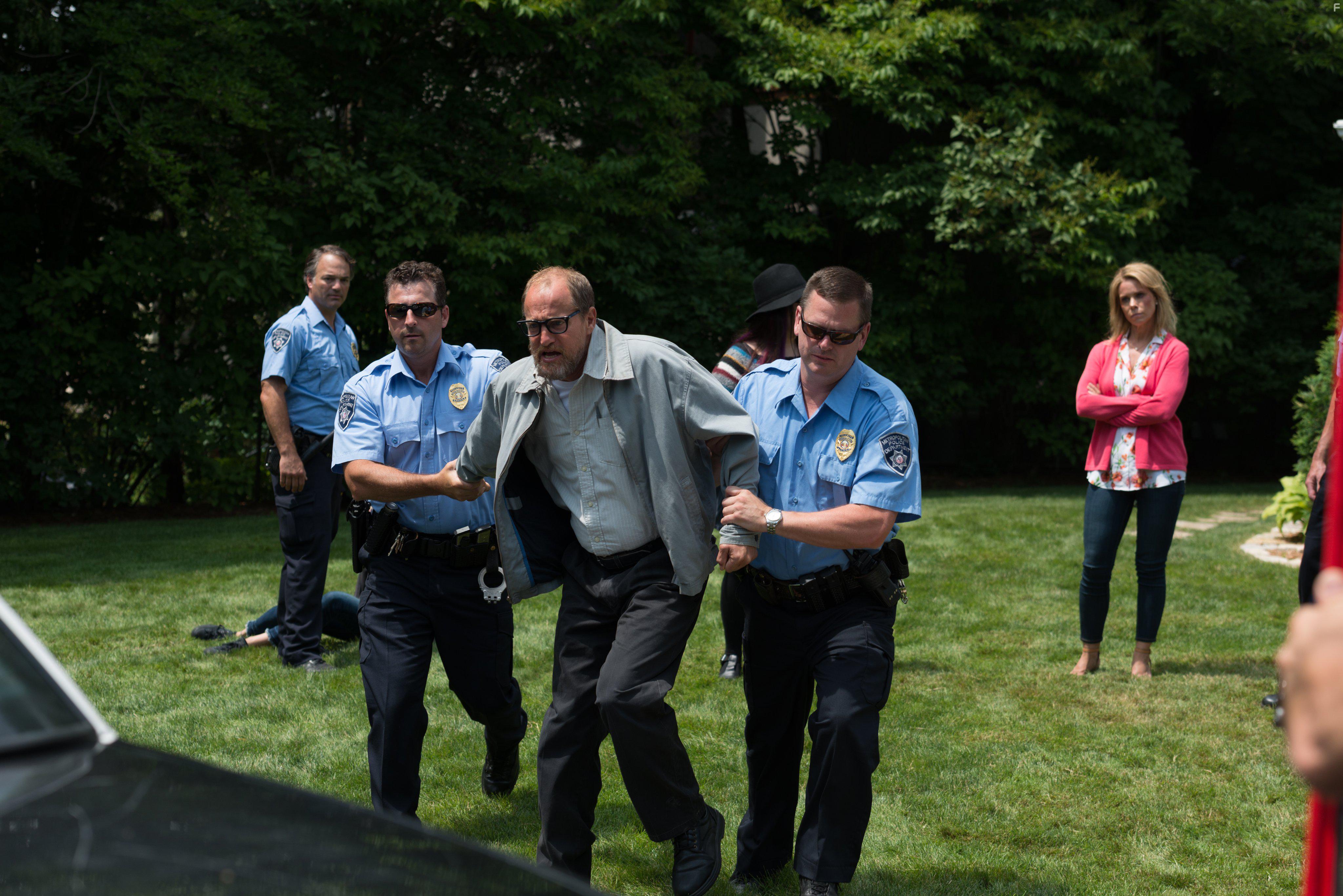 Woody Harrelson, Cheryl Hines, and Mark Johnson in Wilson (2017)