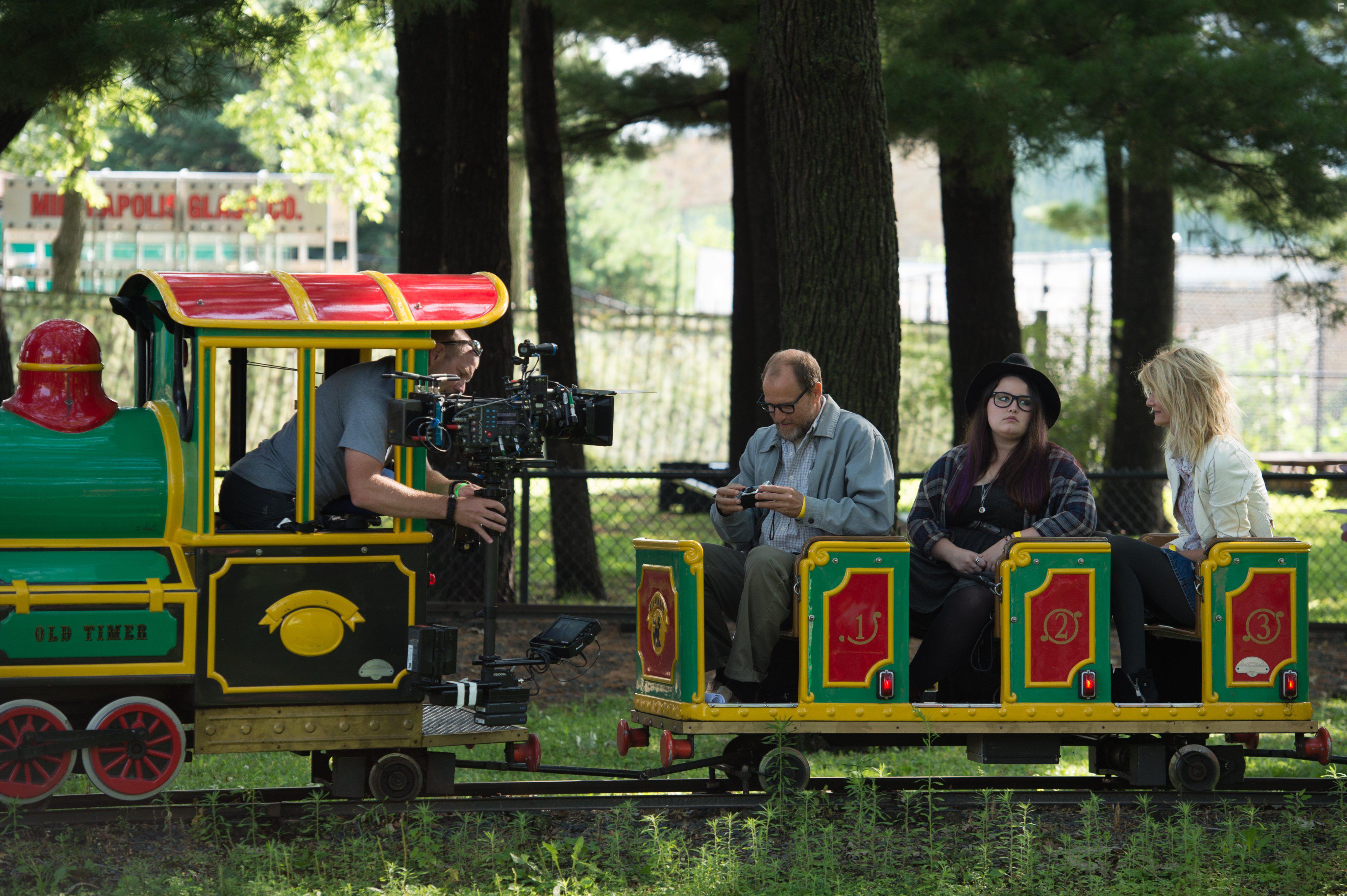 Laura Dern, Woody Harrelson, and Isabella Amara in Wilson (2017)