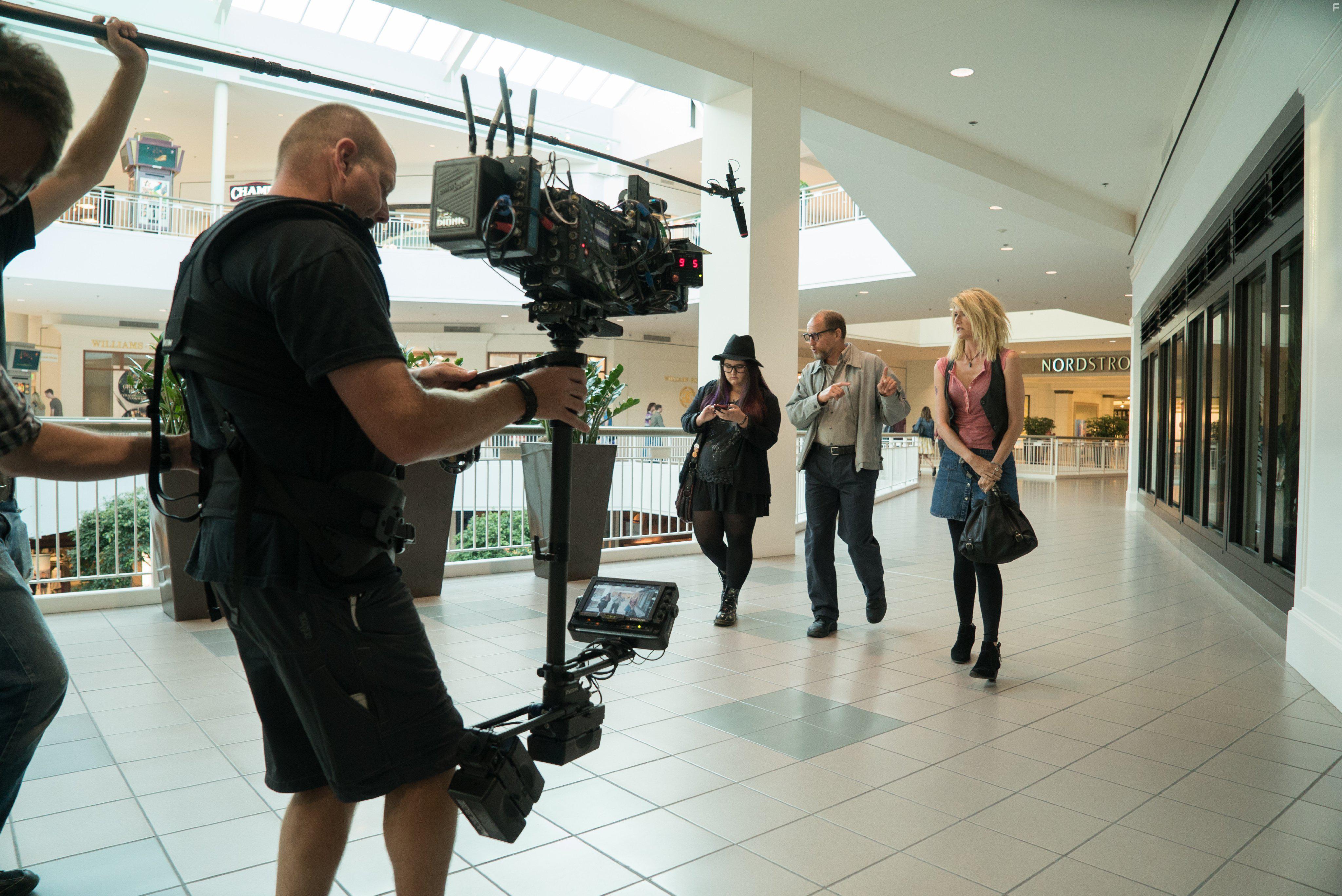 Laura Dern, Woody Harrelson, and Isabella Amara in Wilson (2017)