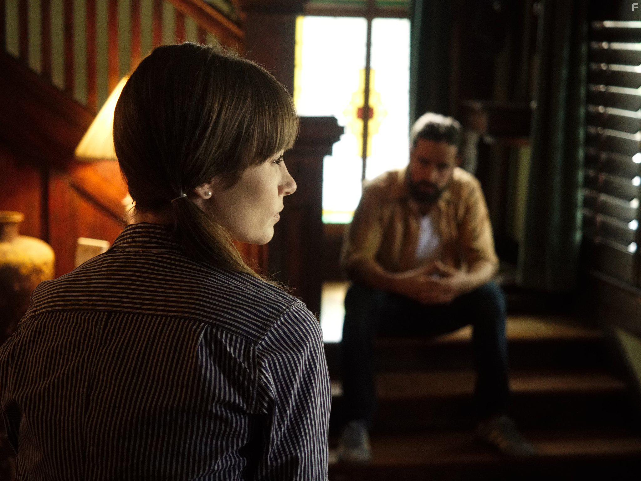 Jesse Bradford and Jocelin Donahue in Dead Awake (2016)