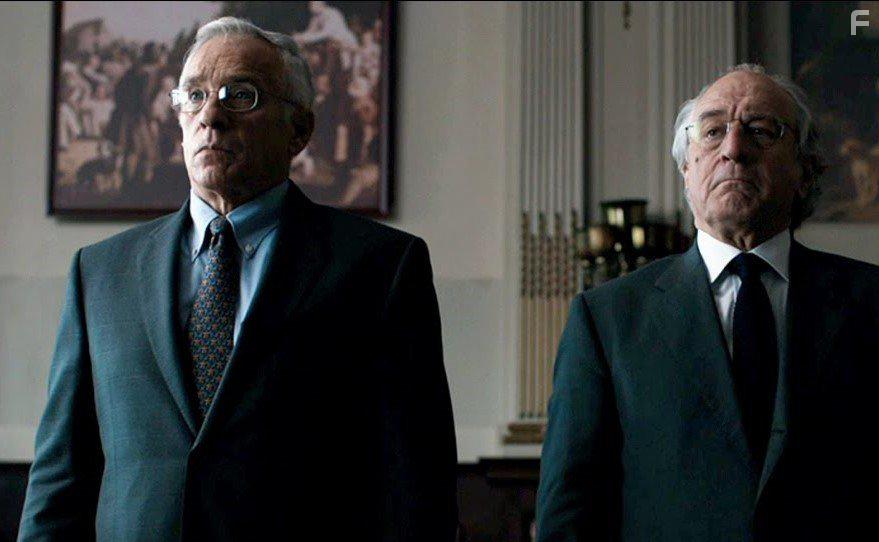 Robert De Niro and Steve Coulter in The Wizard of Lies (2017)