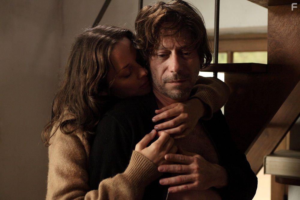 Mathieu Amalric and Marion Cotillard in Les fantmes d'Ismal (2017)