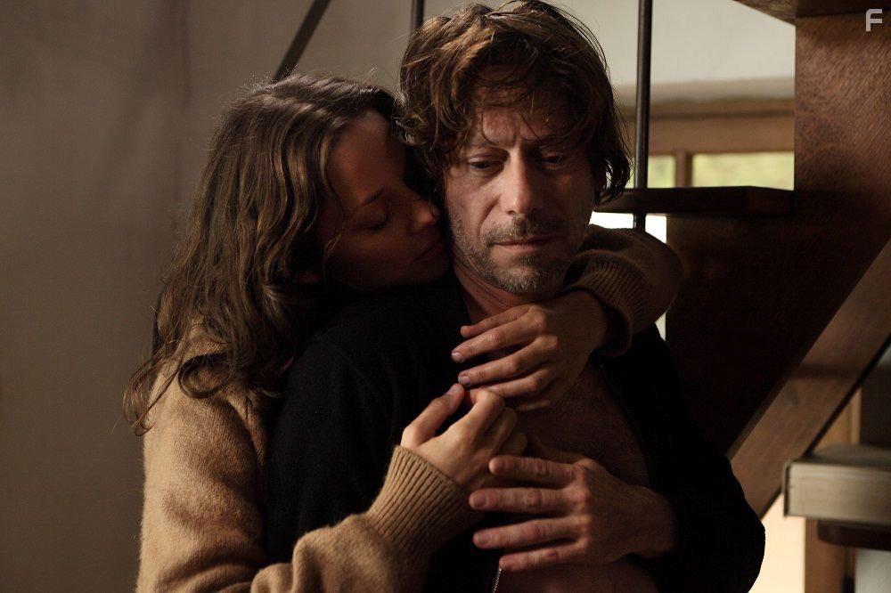 Mathieu Amalric and Marion Cotillard in Les fantmes d'Ismal (2017)