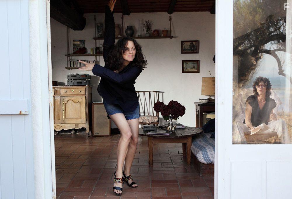 Charlotte Gainsbourg and Marion Cotillard in Les fantmes d'Ismal (2017)