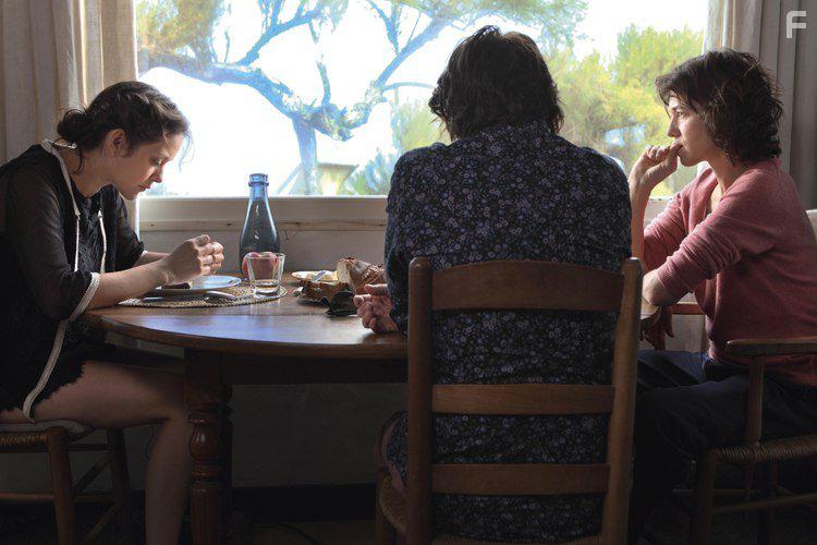 Charlotte Gainsbourg, Mathieu Amalric, and Marion Cotillard in Les fantmes d'Ismal (2017)