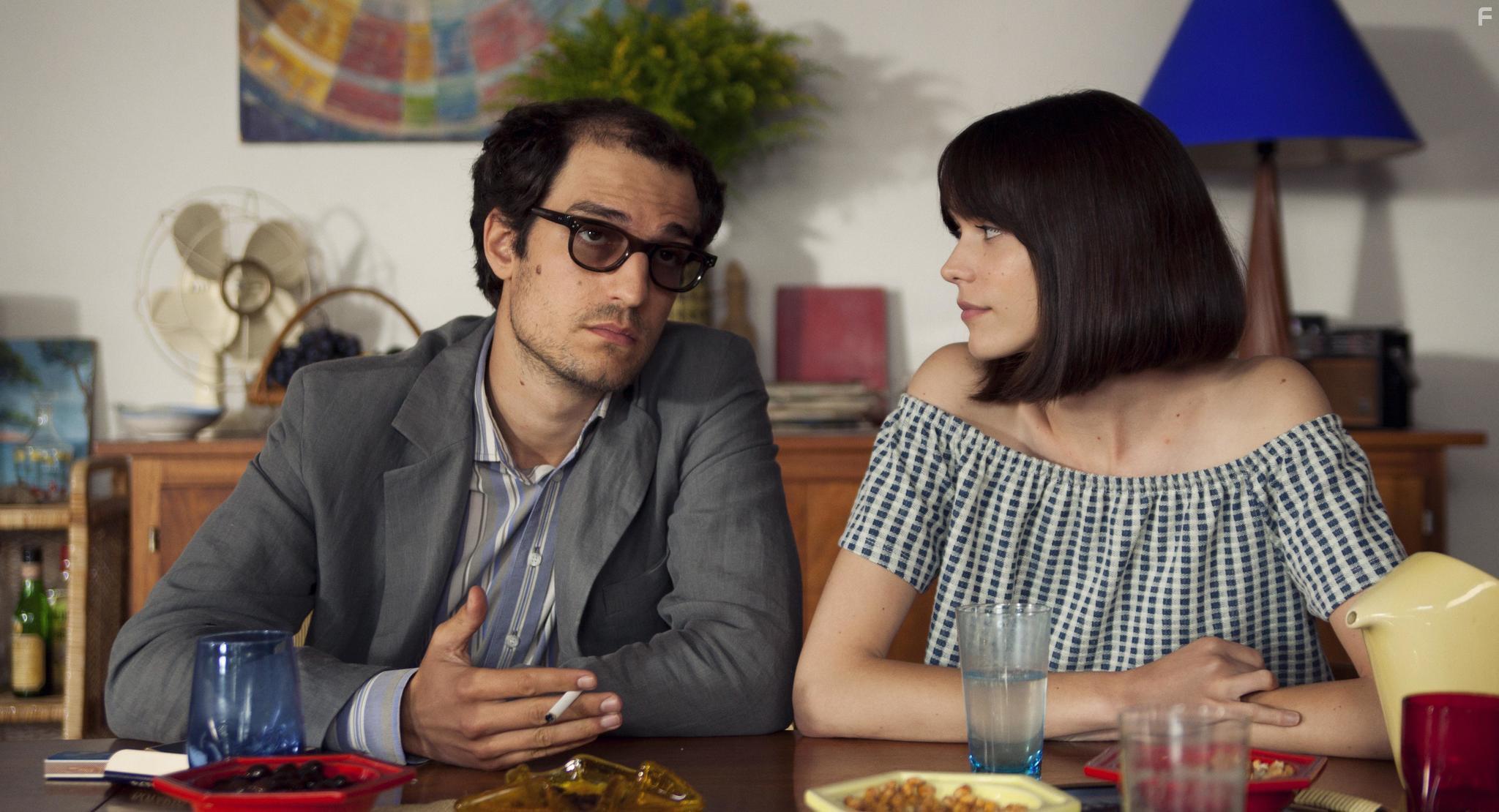 Louis Garrel and Stacy Martin in Le redoutable (2017)