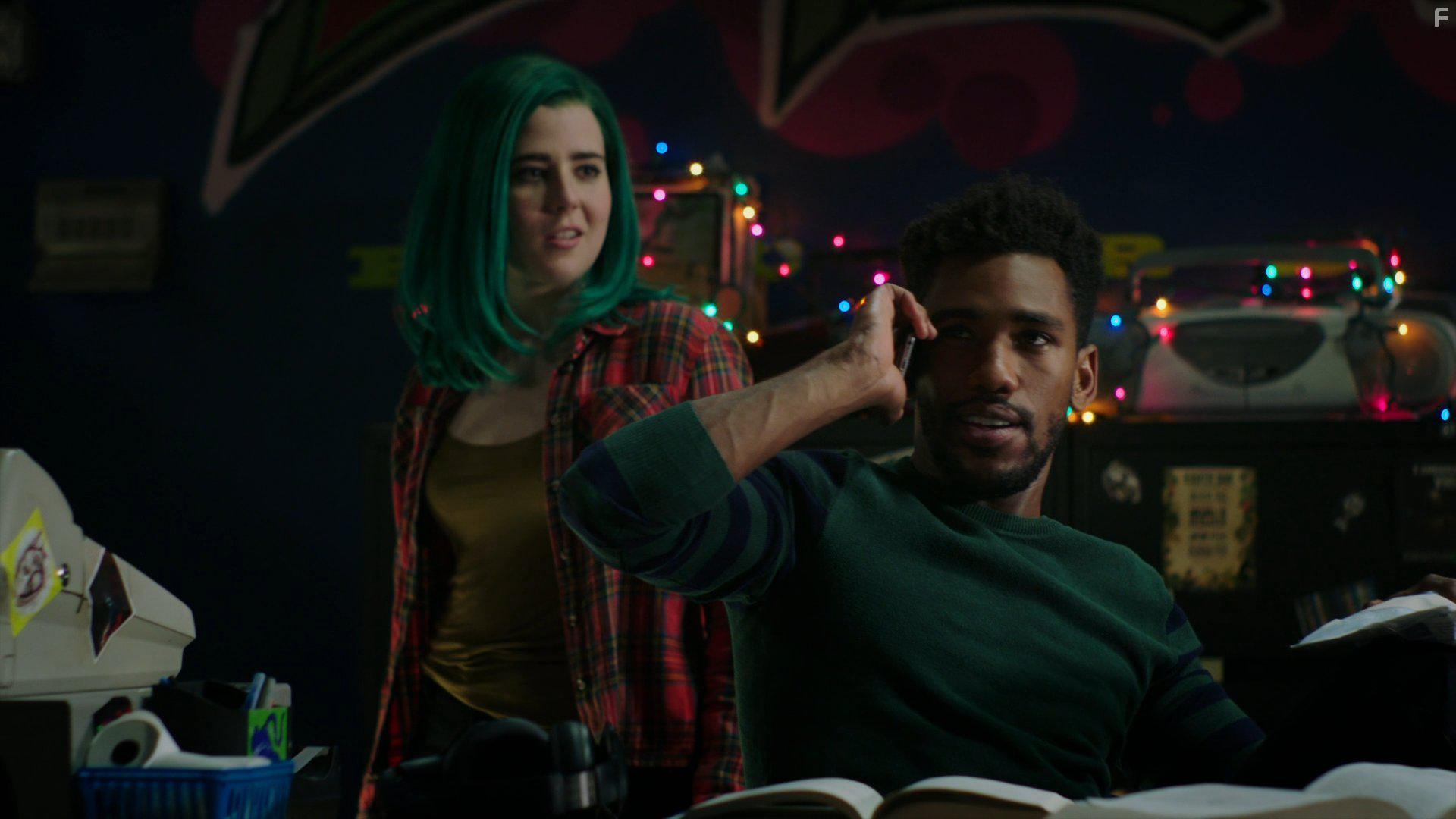 Brandon Mychal Smith and Taylor Dearden in Sweet/Vicious (2016)