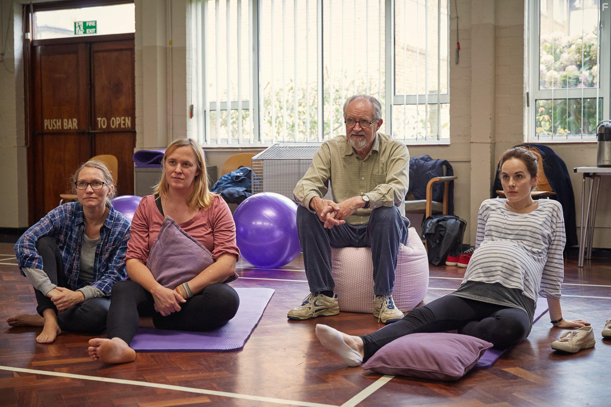 Jim Broadbent, Michelle Dockery, Joyia Fitch, and Beth Cleveley-Hutchinson in The Sense of an Ending (2017)