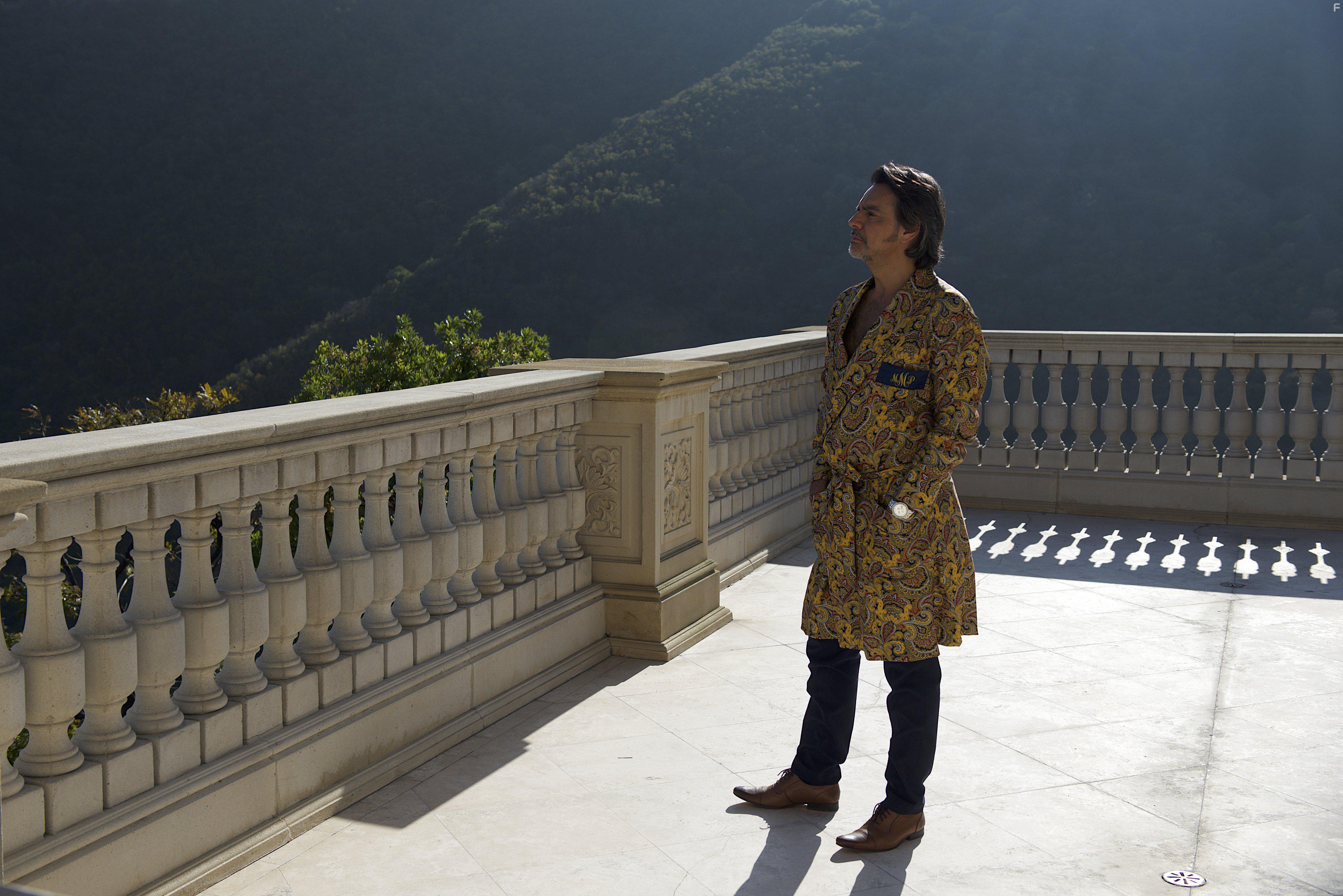 Eugenio Derbez in How to Be a Latin Lover (2017)