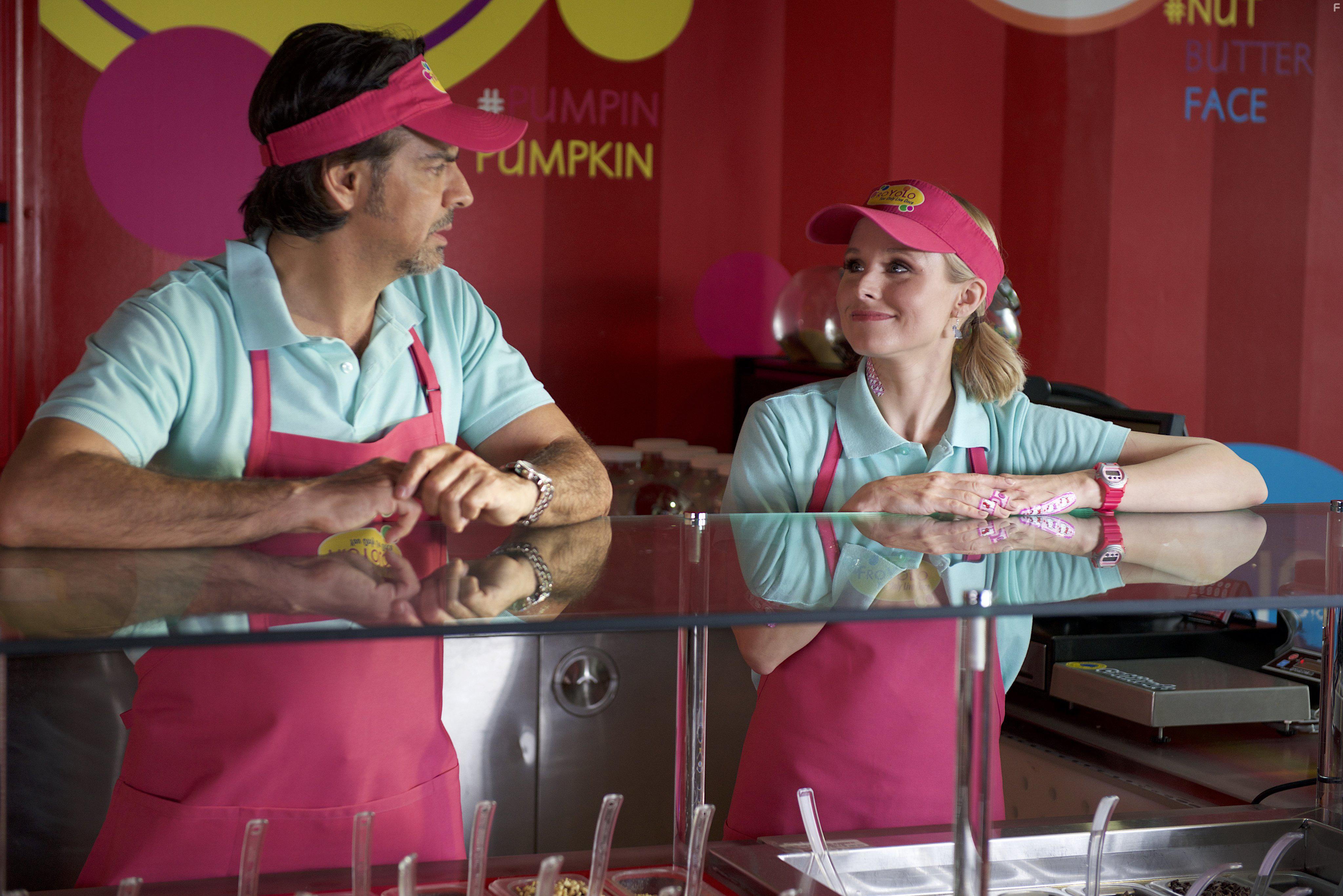 Kristen Bell and Eugenio Derbez in How to Be a Latin Lover (2017)