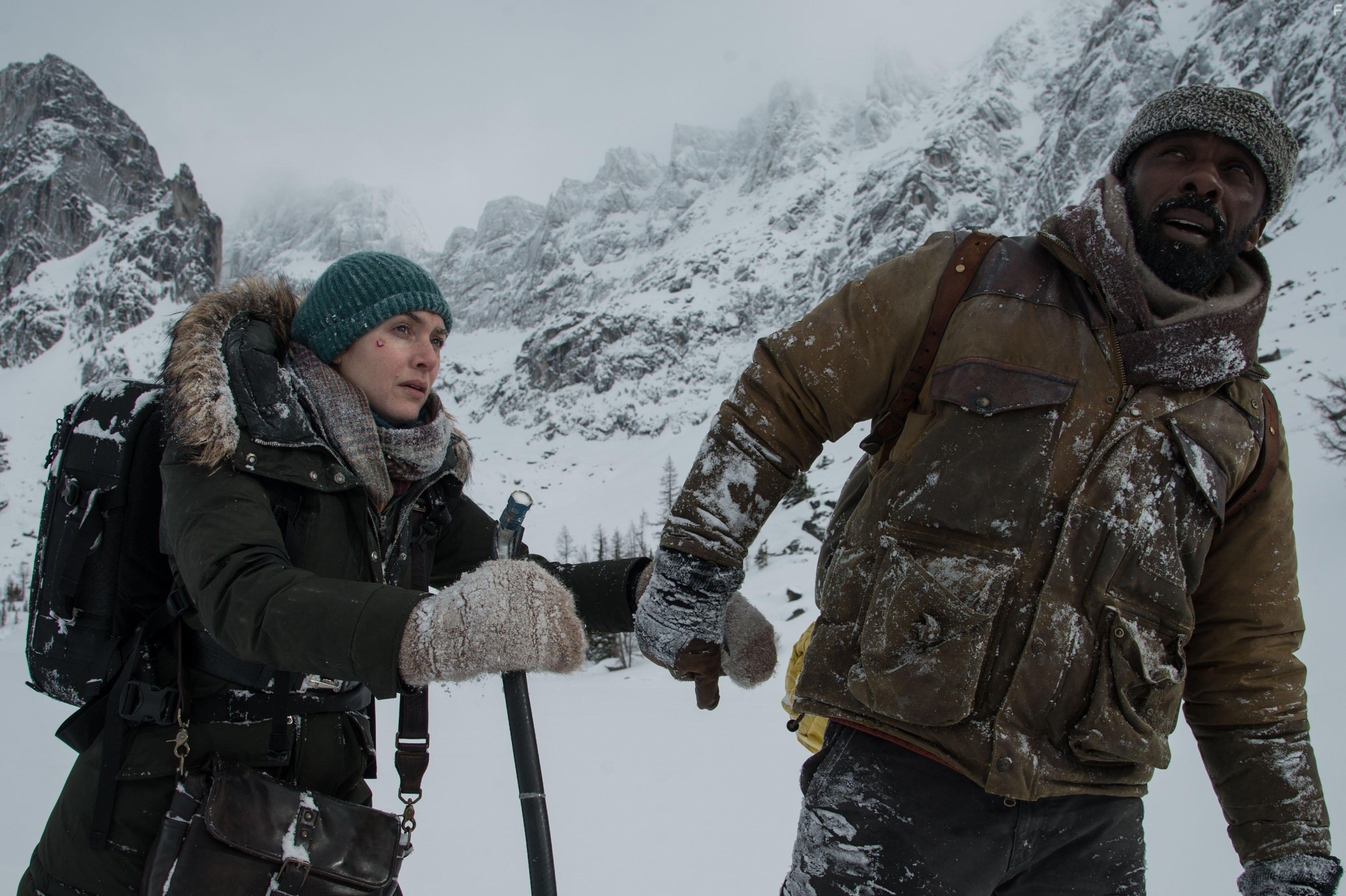 Kate Winslet and Idris Elba in The Mountain Between Us (2017)