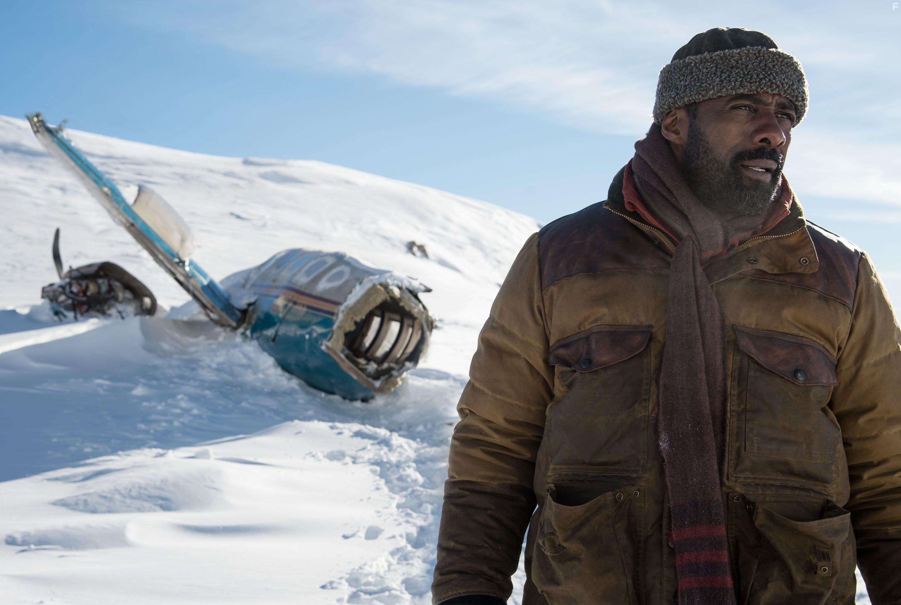 Idris Elba in The Mountain Between Us (2017)