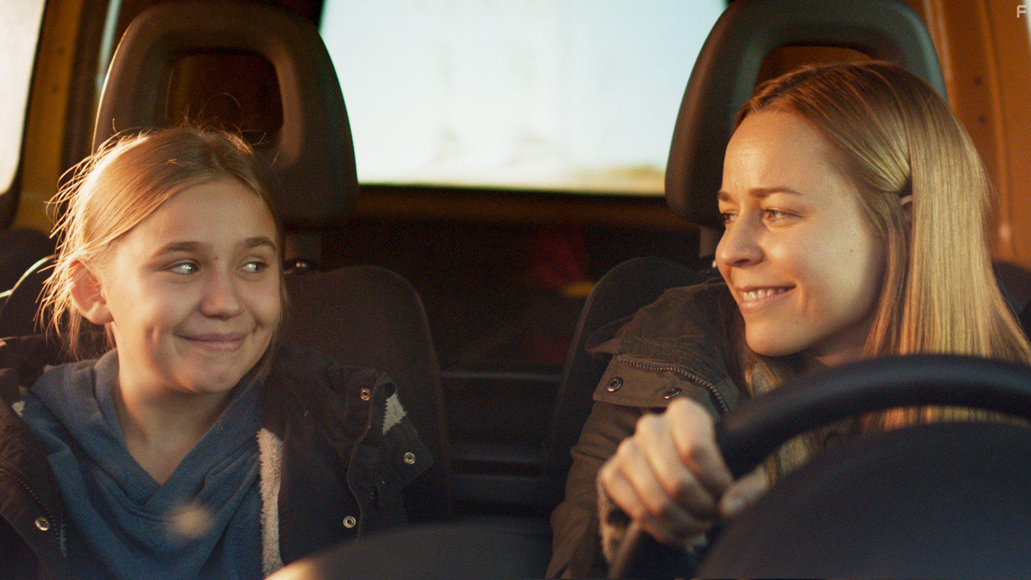 Paula Vesala and Linnea Skog in Tytt nimelt Varpu (2016)