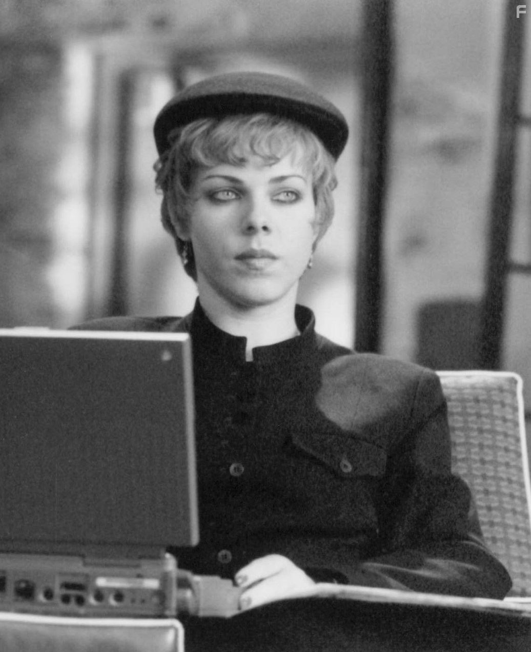 Debi Mazar in Магазин 'Империя' (1995)