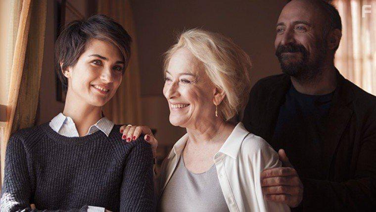 Ayten Gker, Halit Ergen, and Tuba Bykstn in Istanbul Kirmizisi (2017)