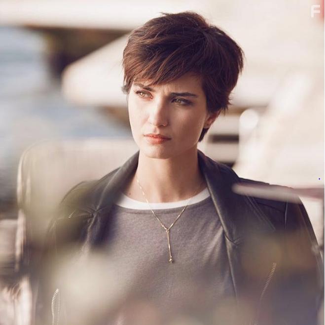 Tuba Bykstn in Istanbul Kirmizisi (2017)