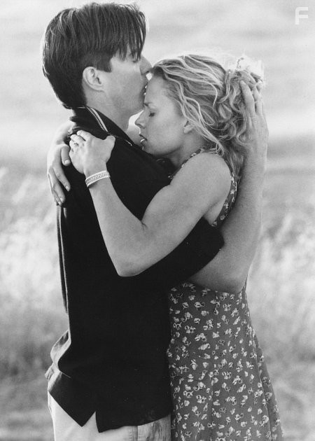 Elisabeth Shue and Kyle MacLachlan in Эффект спускового курка (1996)