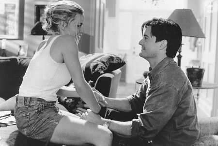 Elisabeth Shue and Kyle MacLachlan in Эффект спускового курка (1996)
