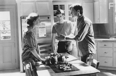 Elisabeth Shue, Dermot Mulroney, and Kyle MacLachlan in Эффект спускового курка (1996)