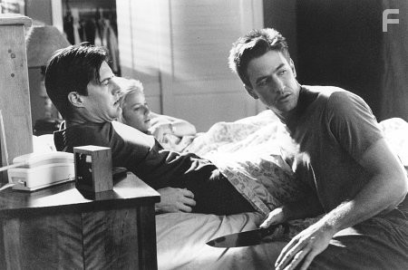 Elisabeth Shue and Kyle MacLachlan in Эффект спускового курка (1996)