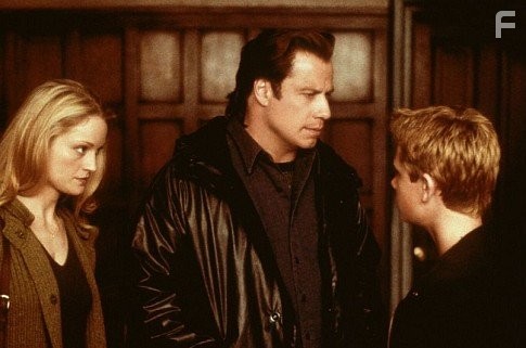 John Travolta, Teri Polo, and Matt O'Leary in Скрытая угроза (2001)