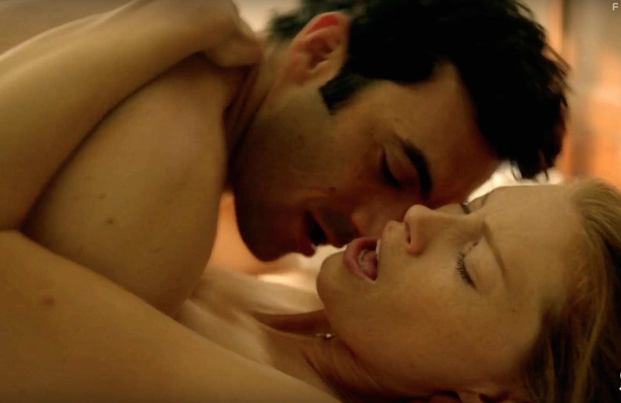 Alyssa Sutherland and Morgan Spector in The Mist (2017)