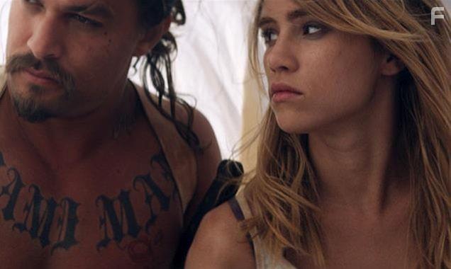 Jason Momoa and Suki Waterhouse in The Bad Batch (2016)