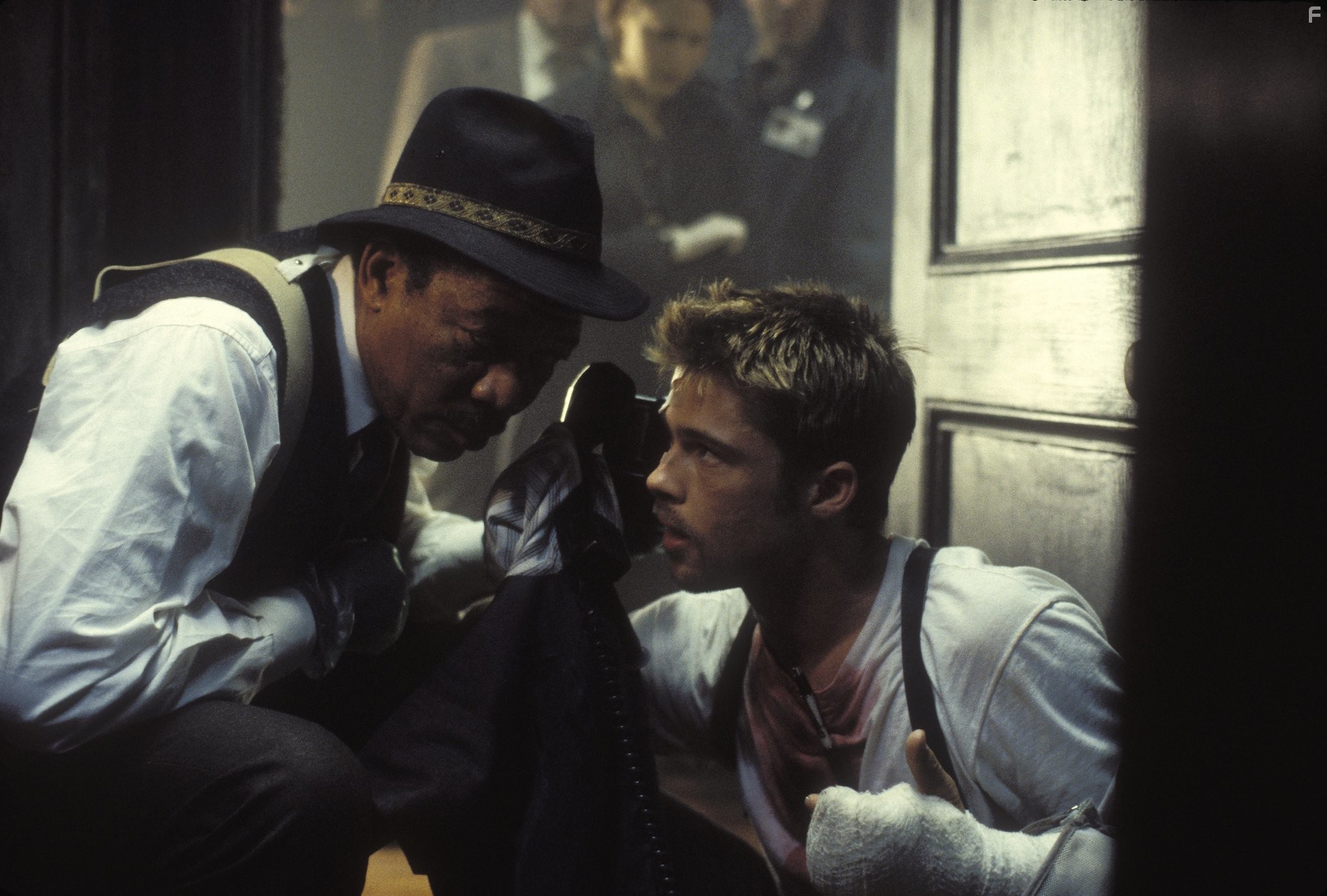 Brad Pitt and Morgan Freeman in Семь (1995)