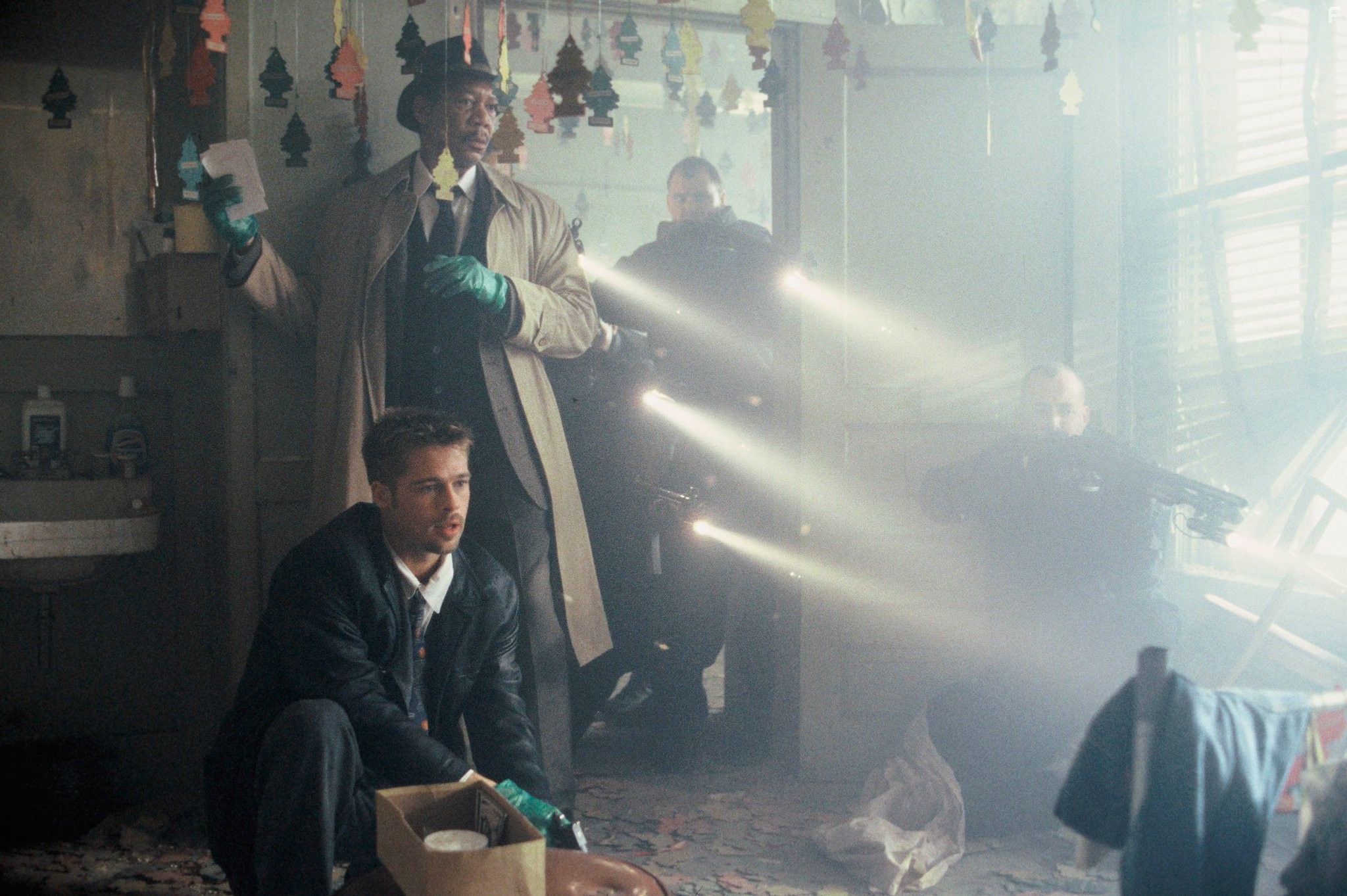 Brad Pitt and Morgan Freeman in Семь (1995)