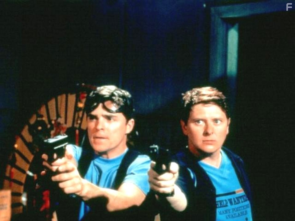 Dave Foley and Kavan Smith in Бесшабашное ограбление (2002)