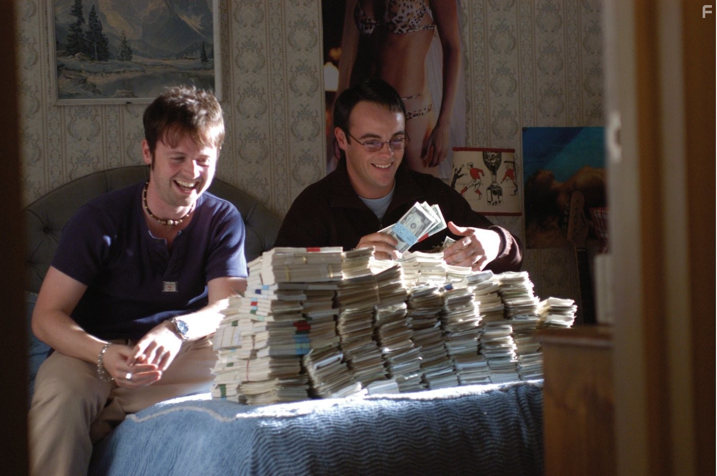 Declan Donnelly and Anthony McPartlin in Вскрытие пришельца (2006)