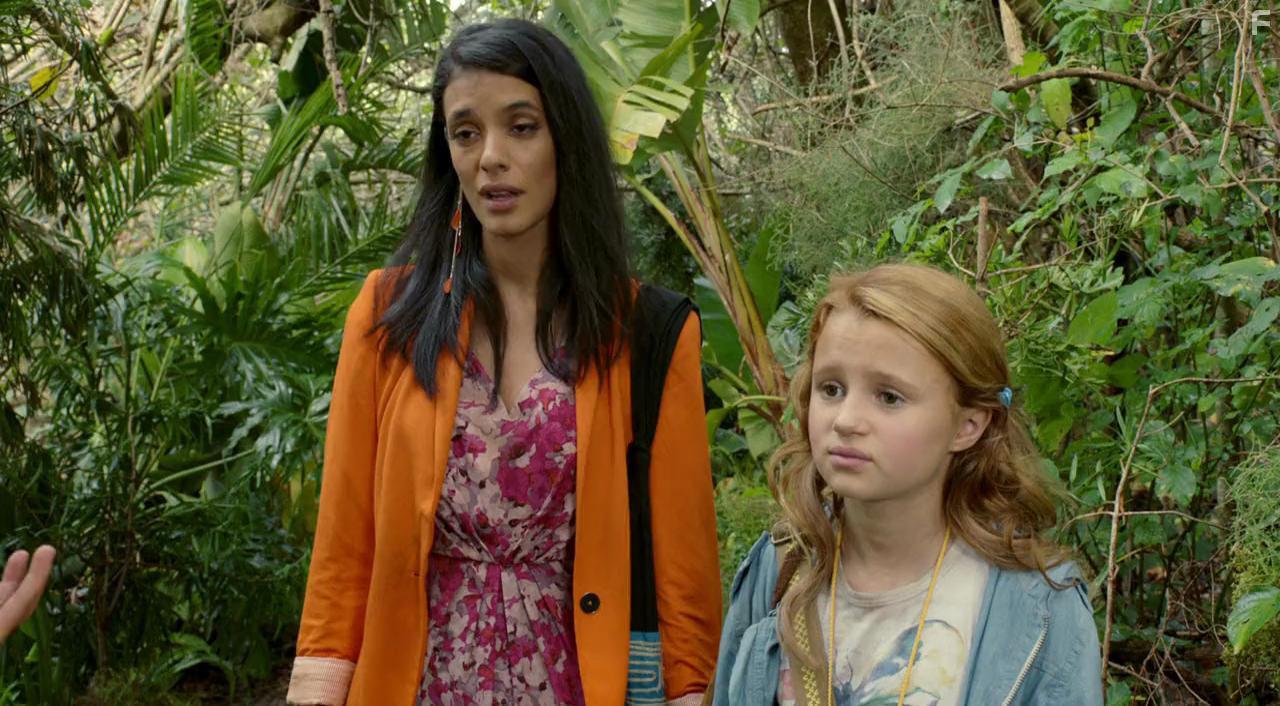 Maggie Elizabeth Jones and Laysla De Oliveira in Lea to the Rescue (2016)