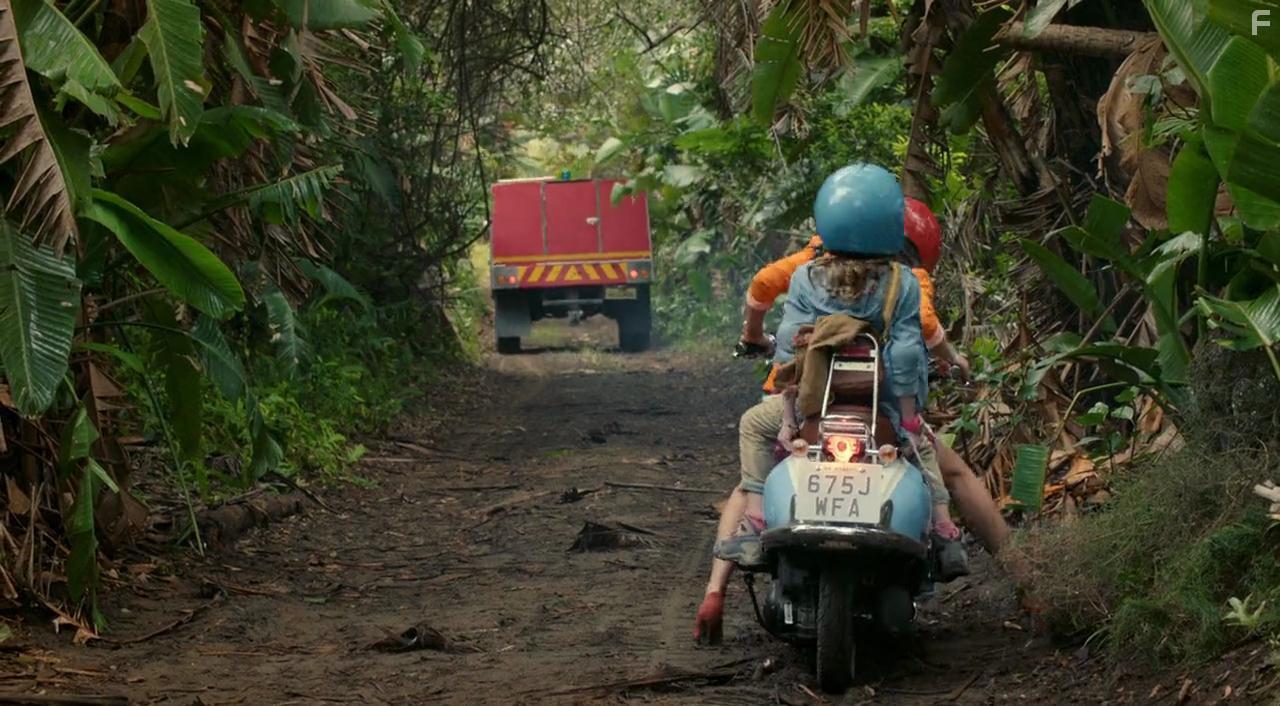 Maggie Elizabeth Jones and Laysla De Oliveira in Lea to the Rescue (2016)