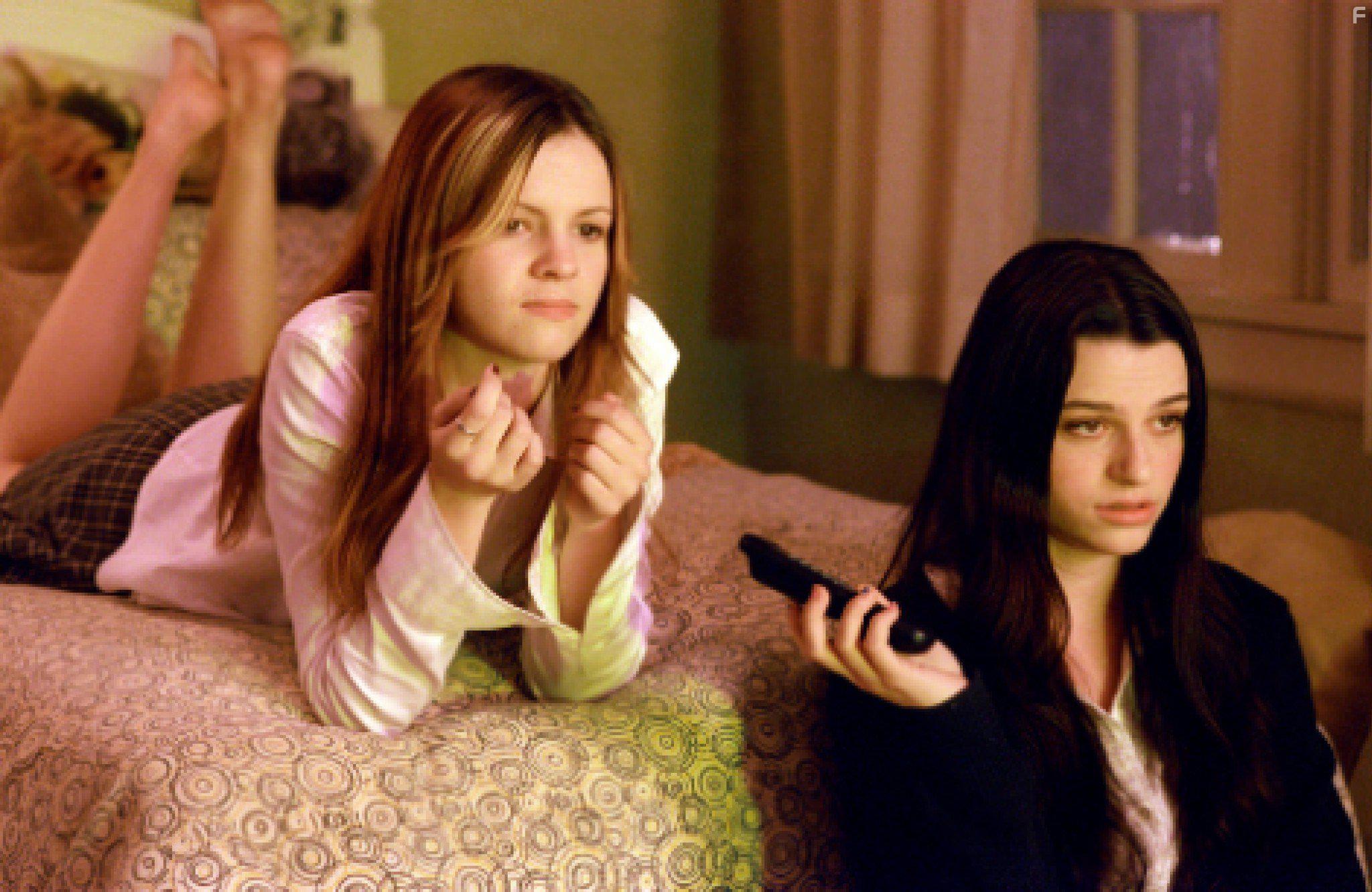 Rachael Bella and Amber Tamblyn in The Ring (2002)