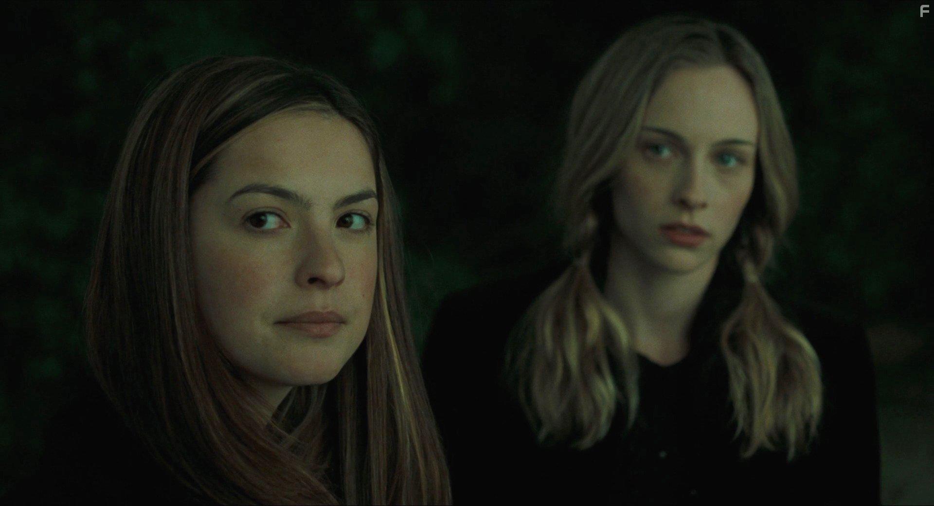 Sasha Barrese and Tess Hall in The Ring (2002)