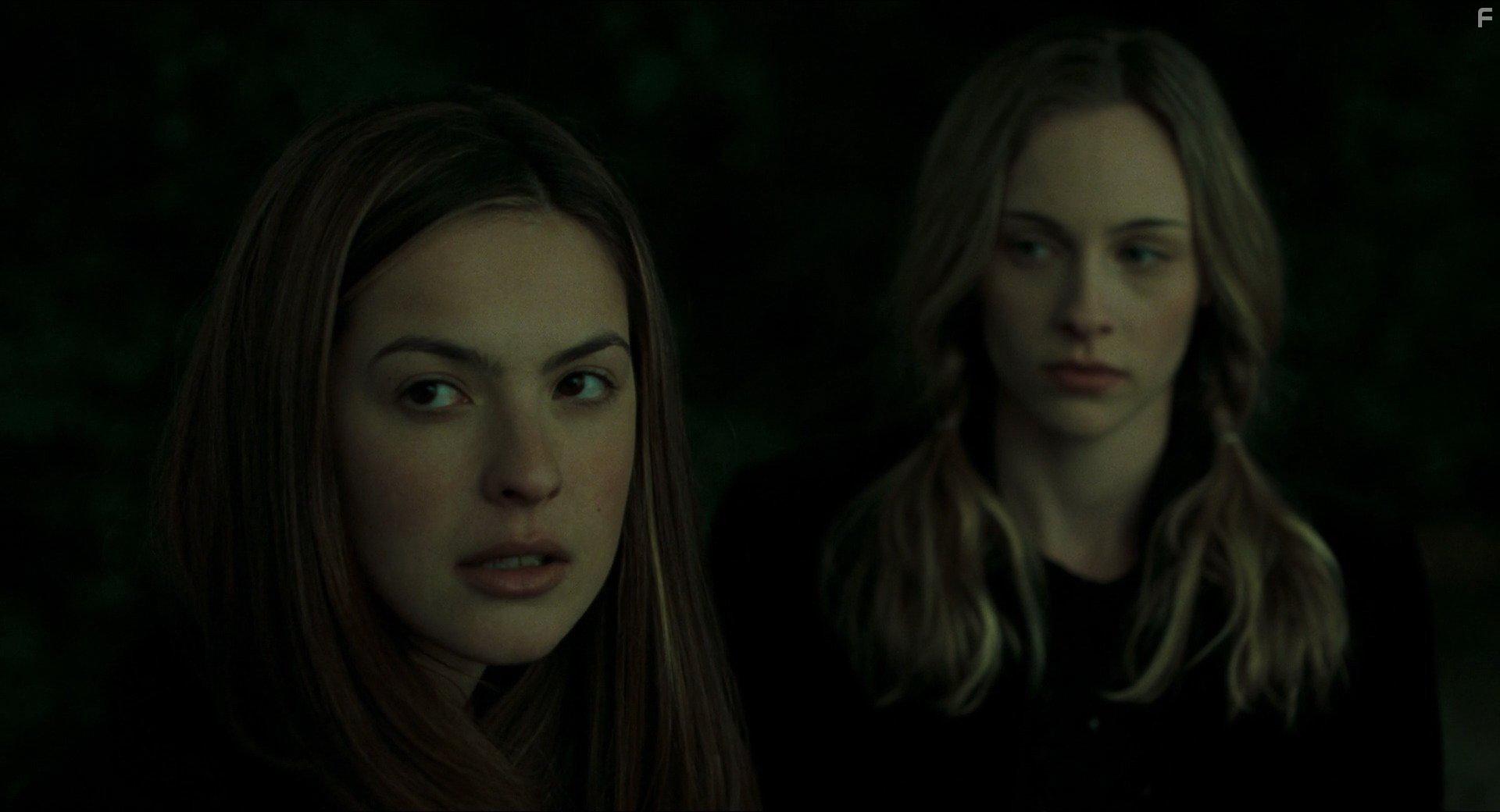 Sasha Barrese and Tess Hall in The Ring (2002)