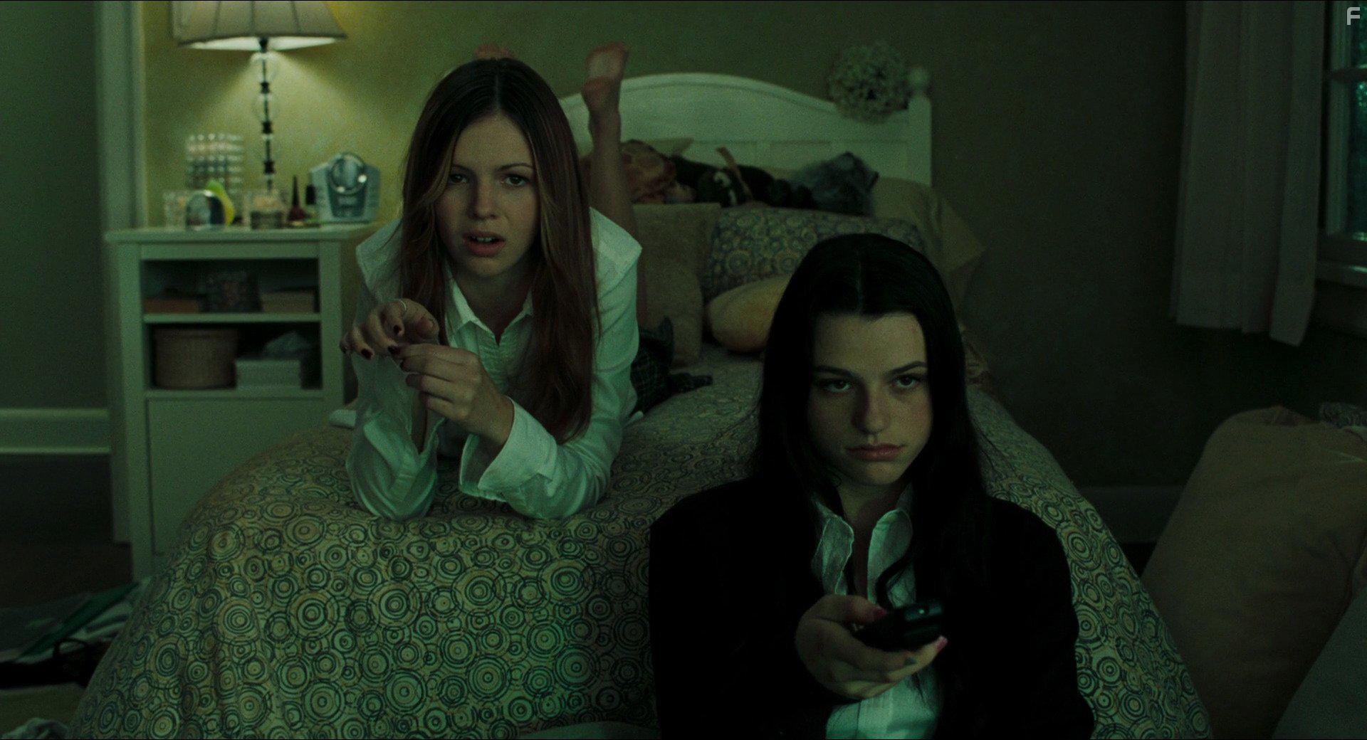 Rachael Bella and Amber Tamblyn in The Ring (2002)
